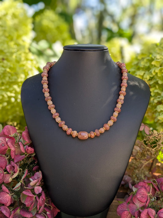 Collier en quartz fraise et pierre de lune pêche : un bijou tendre et lumineux, symbole de joie, d’intuition et d’harmonie émotionnelle.