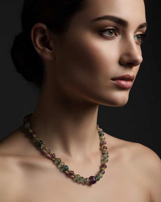 Vue du collier ras de cou de 44 cm et de sa lumière minérale