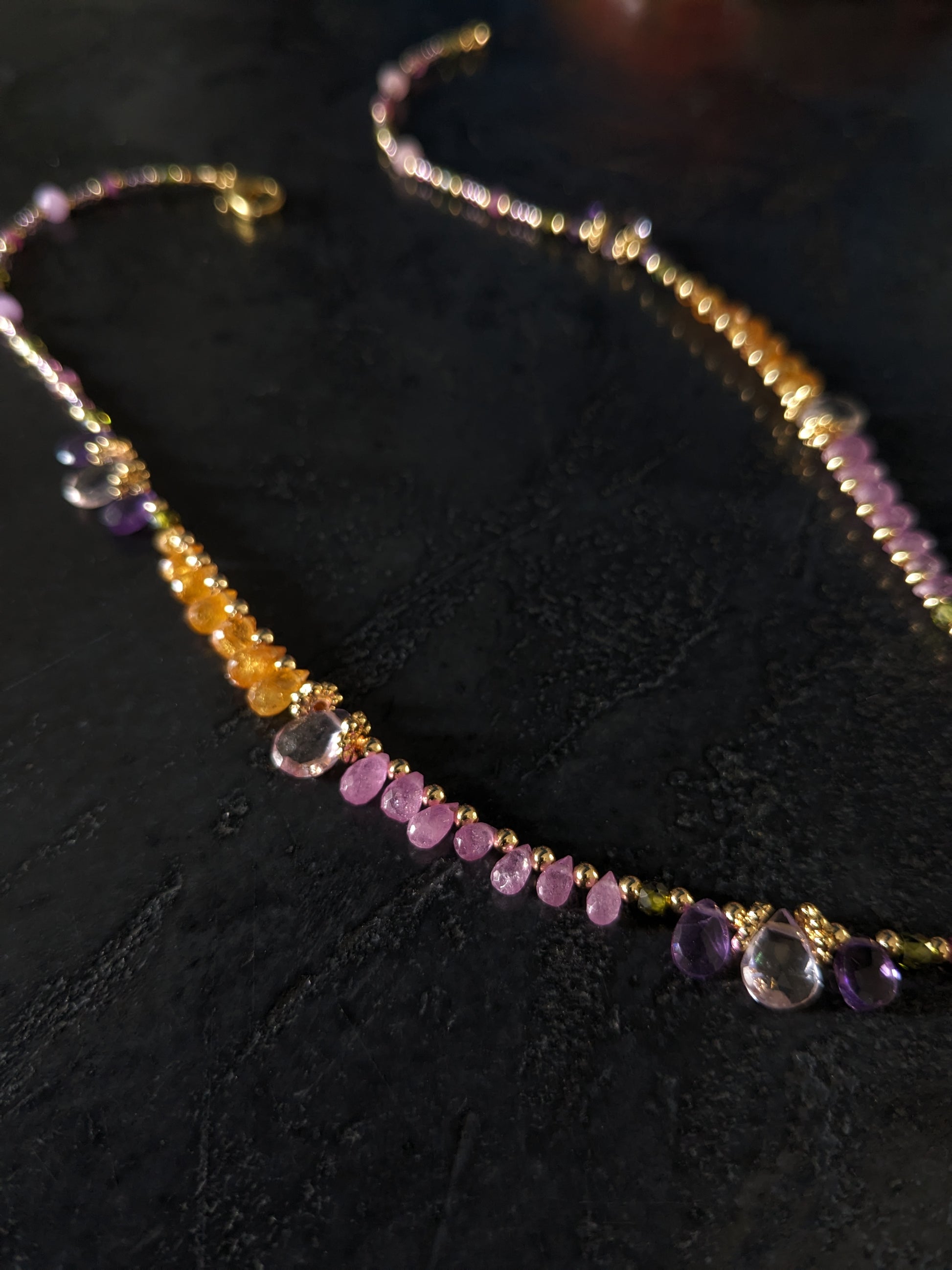 Collier haute fantaisie en pierres fines naturelles Pushpika - Un bijou d'exception aux couleurs chatoyantes