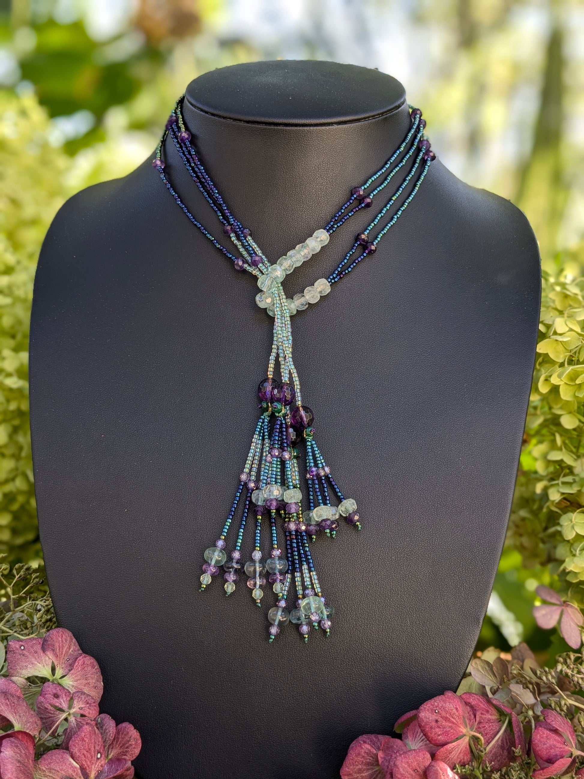 Collier bohème rocailles Miyuki irisées, fluorite verte et améthystes, modulable