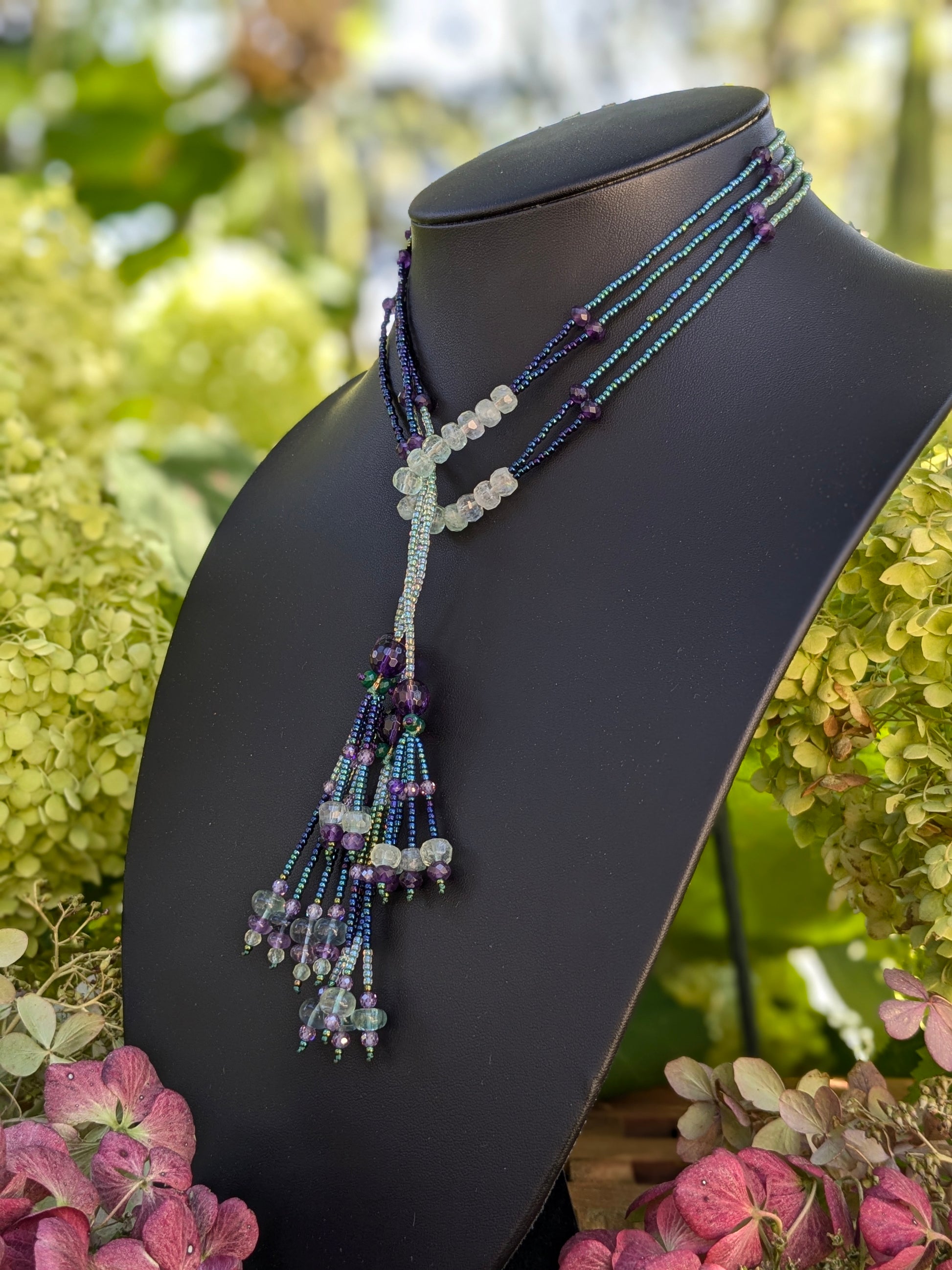Collier bohème rocailles Miyuki irisées, fluorite verte et améthystes, modulable