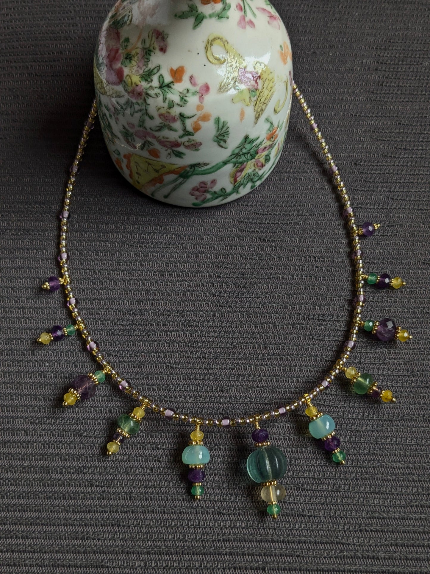 Ras de cou fin (44 cm) avec breloques d'améthyste, calcédoine aqua et jade sur fil de rocailles Miyuki.