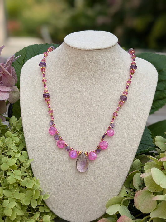 Collier original en pierres fines aux couleurs intenses.