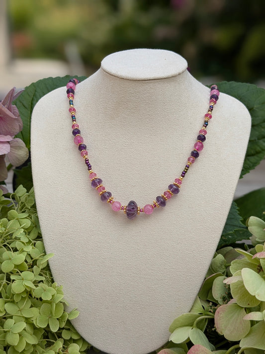 Collier artisanal en pierres fines aux nuances délicates.