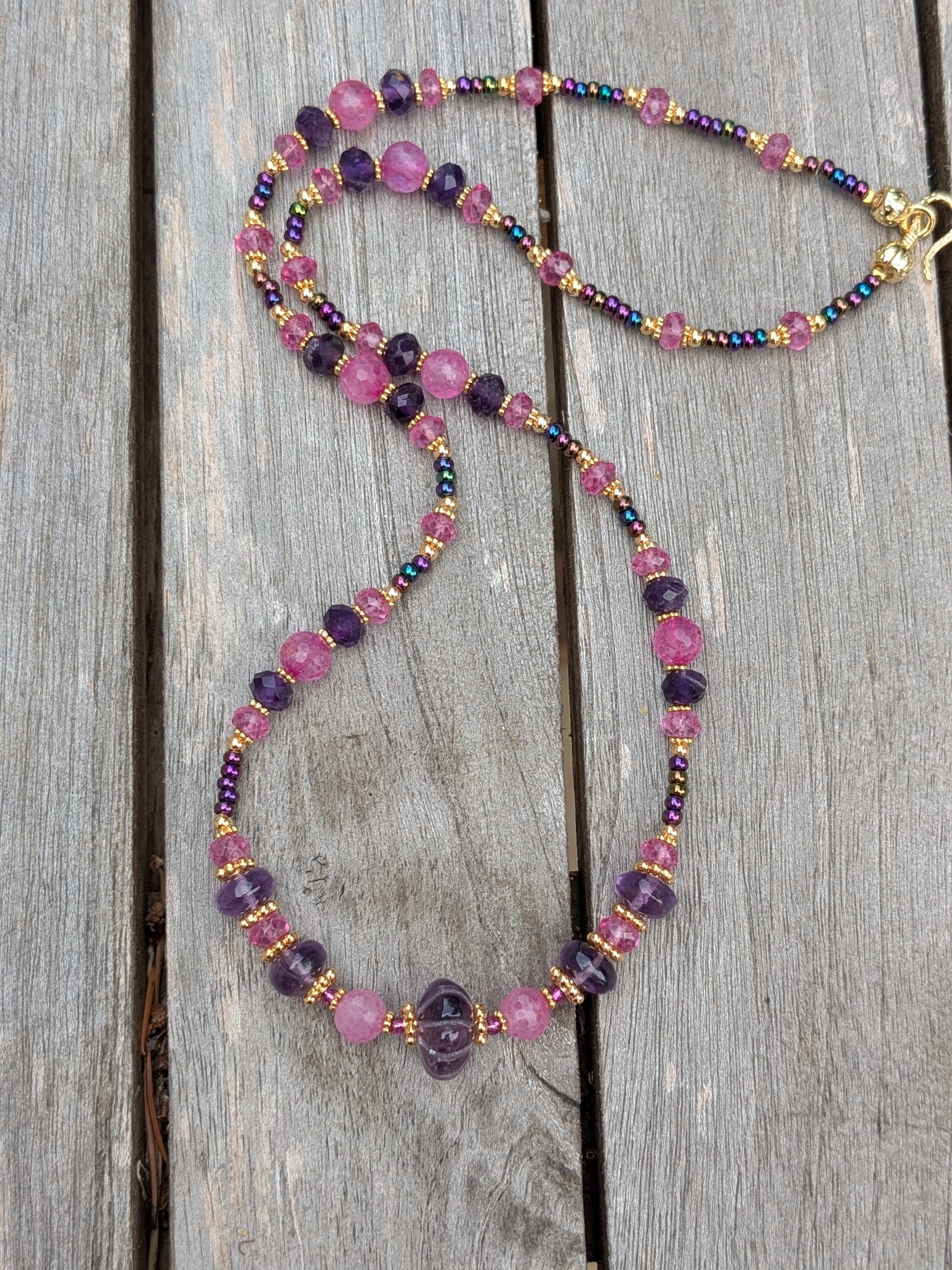 Collier artisanal en pierres fines aux nuances délicates.