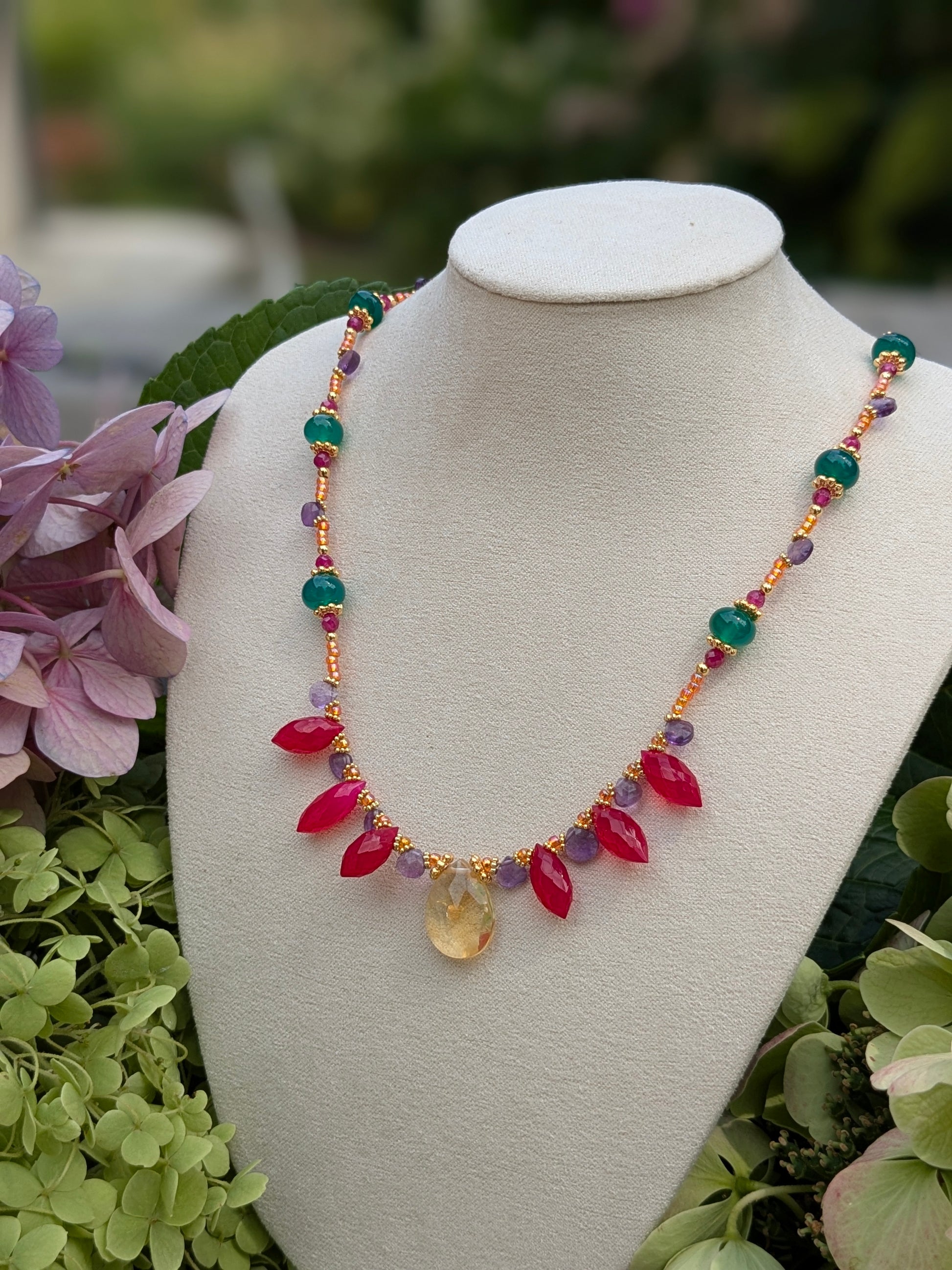 Collier unique en pierres fines aux lignes modernes.