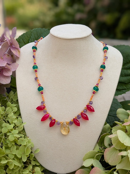Collier unique en pierres fines aux lignes modernes.