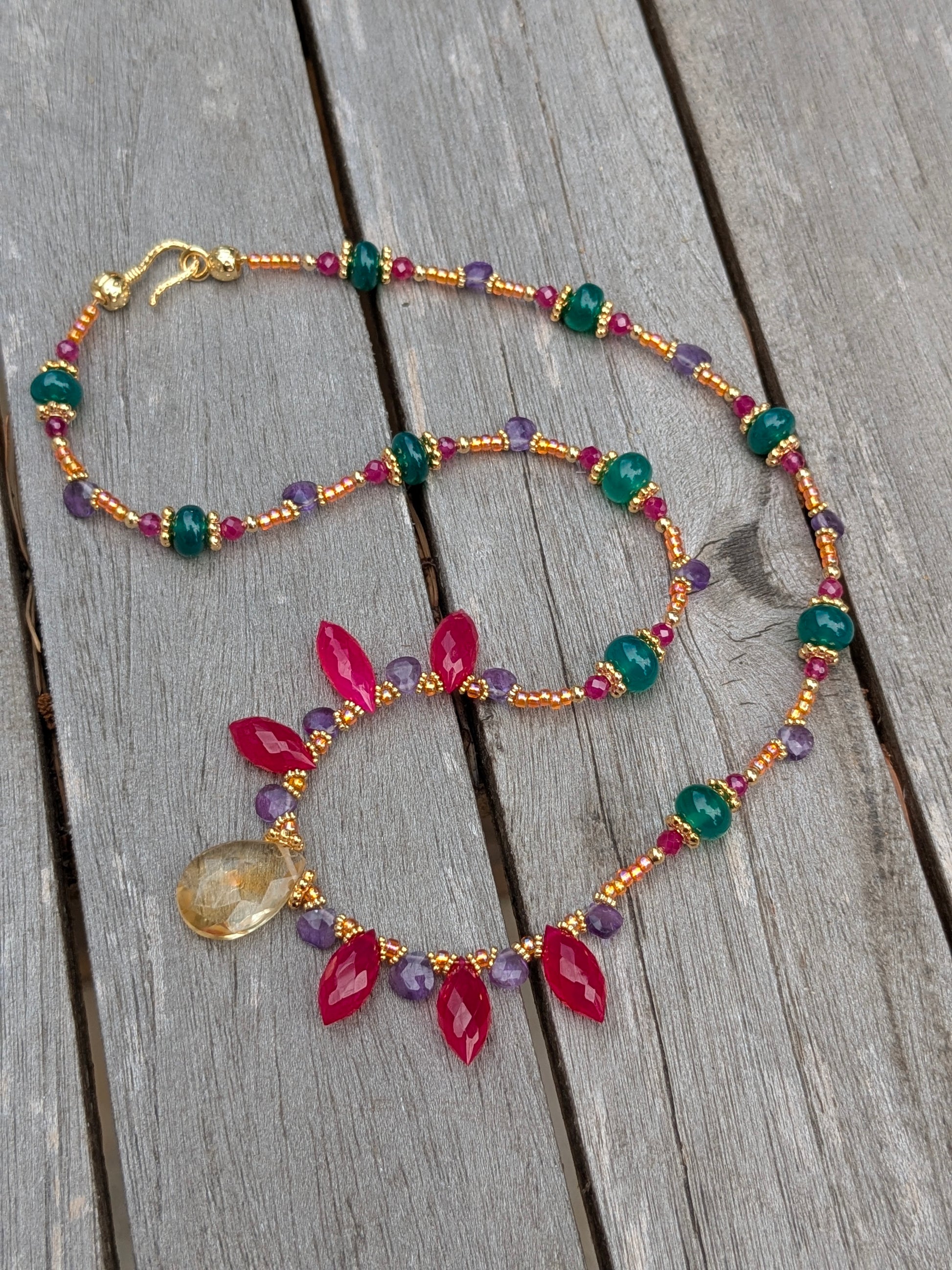 Collier unique en pierres fines aux lignes modernes.