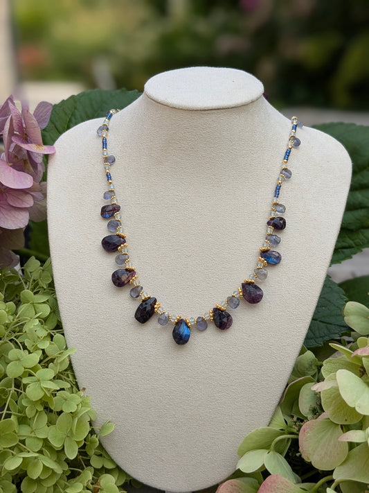 Collier artisanal en labradorite violette, aigue-marine, iolite et perles Miyuki irisées.