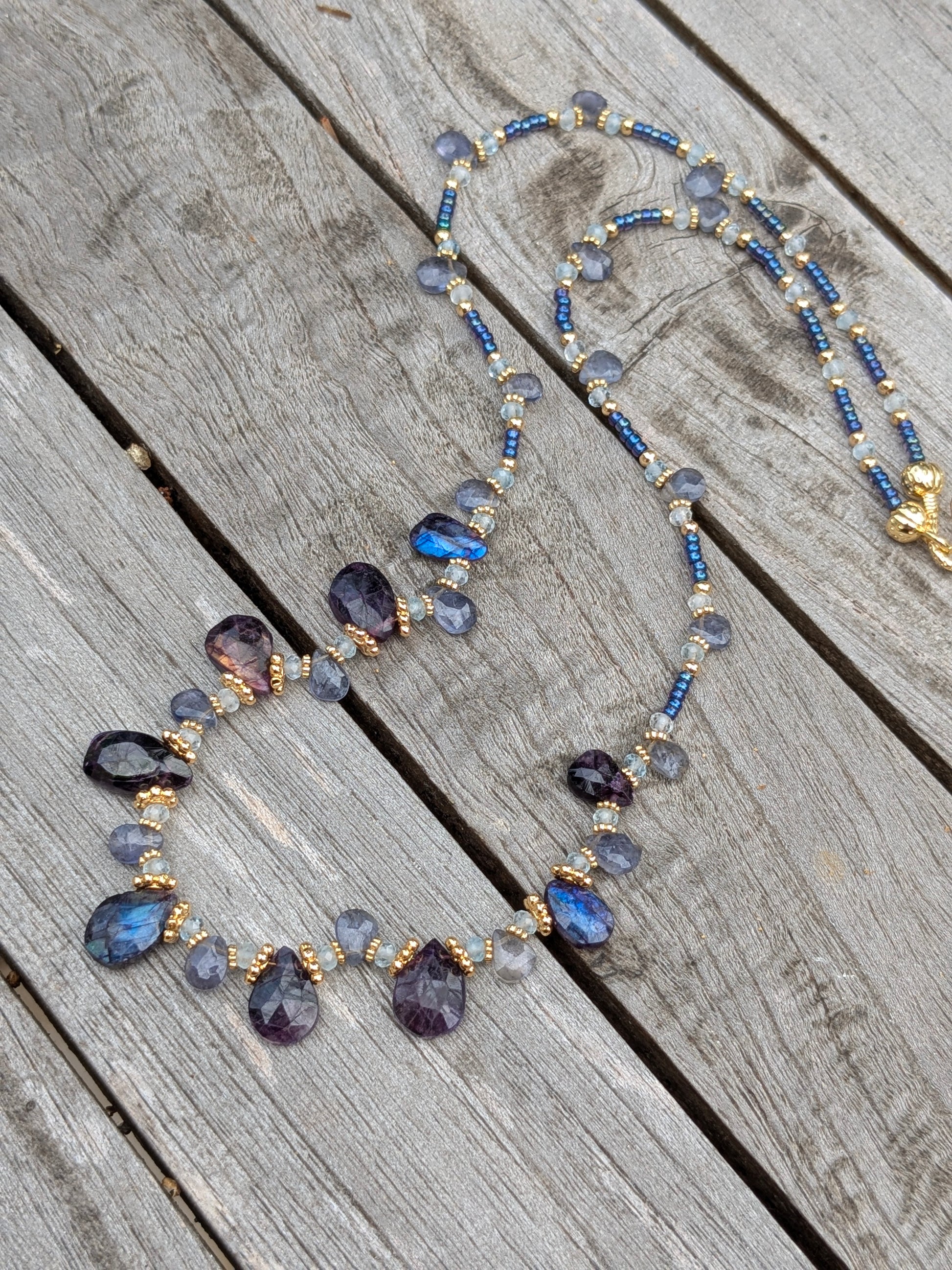Collier artisanal en labradorite violette, aigue-marine, iolite et perles Miyuki irisées.