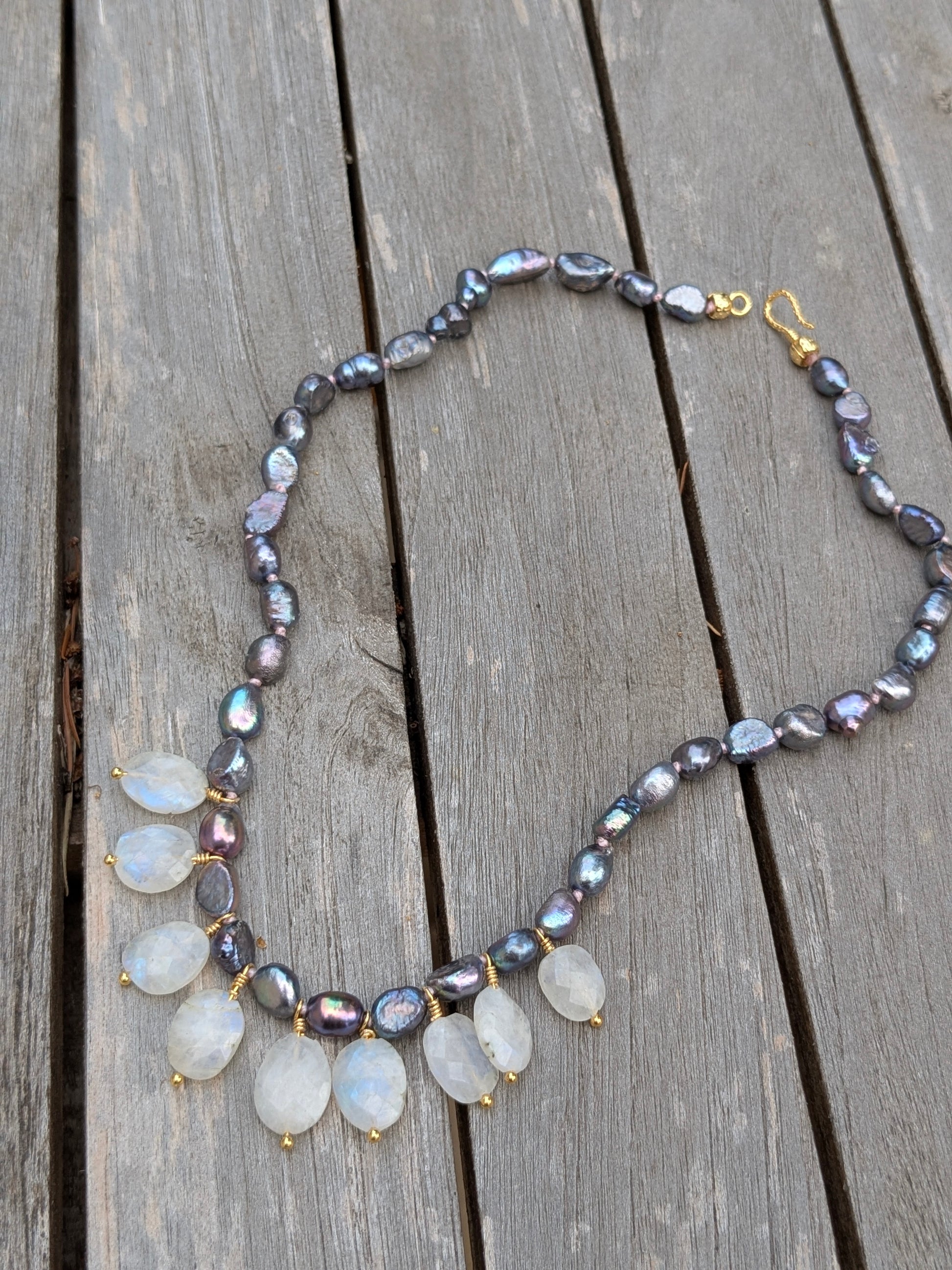 Collier artisanal en pierres de lune et perles d'au douce