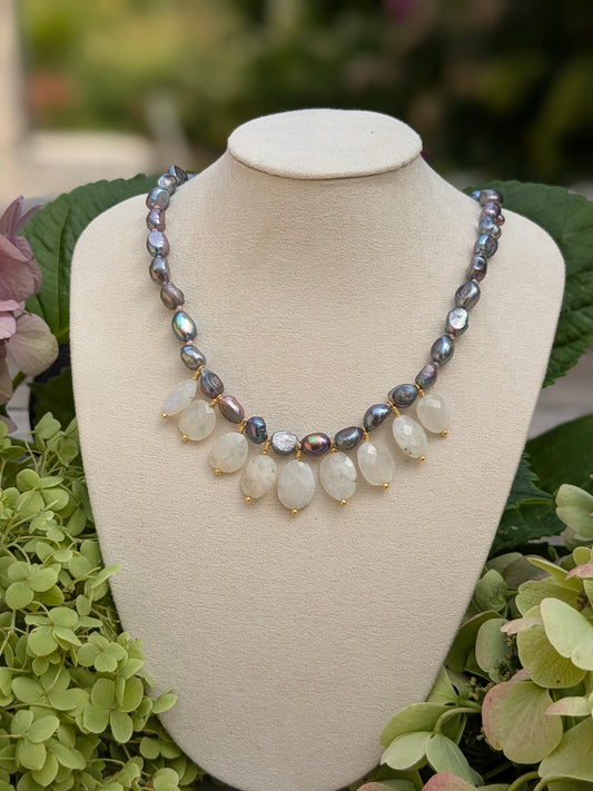 Collier artisanal en pierres fines aux couleurs vibrantes