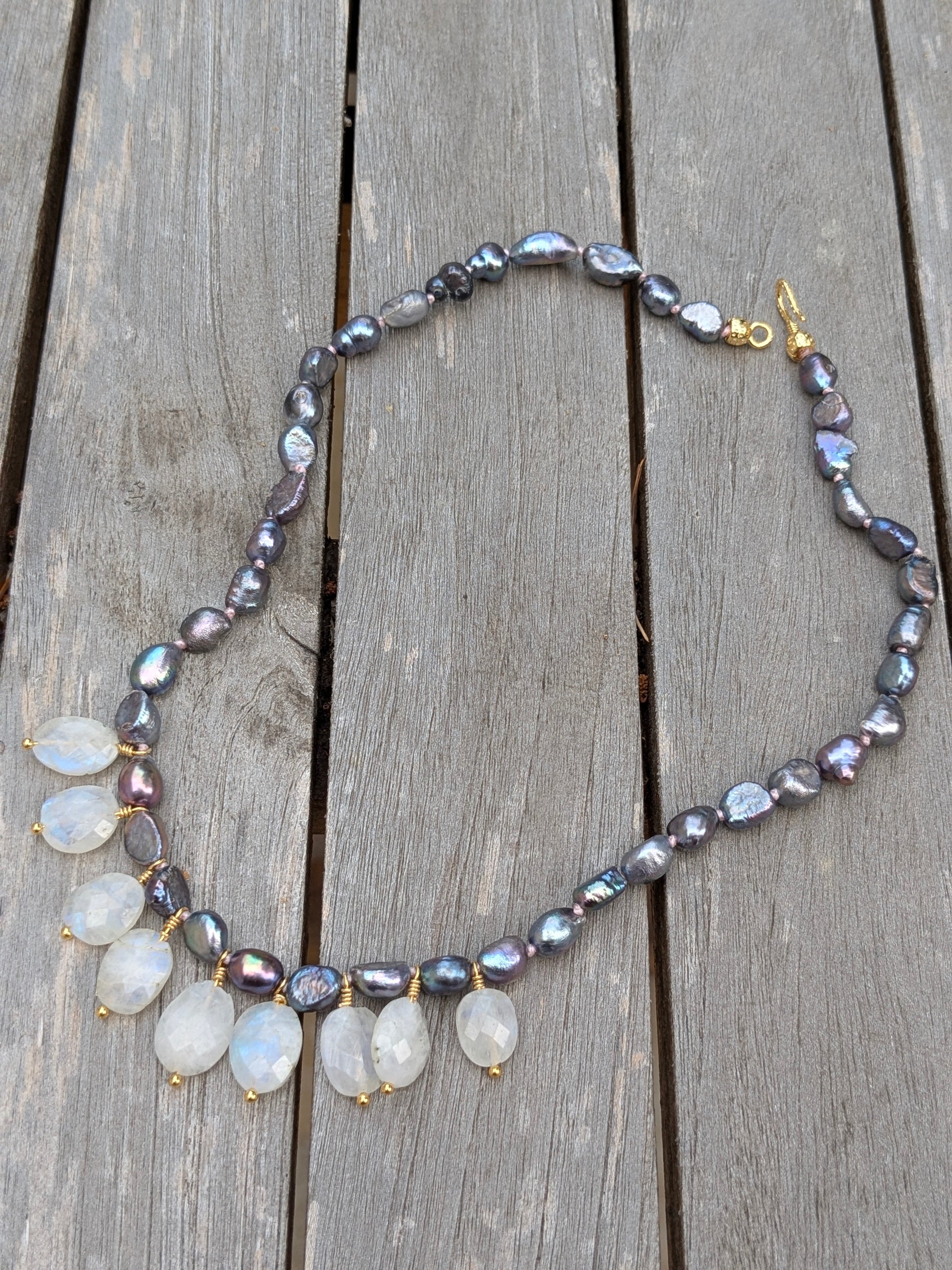 Collier artisanal en pierres de lune et perles d'au douce