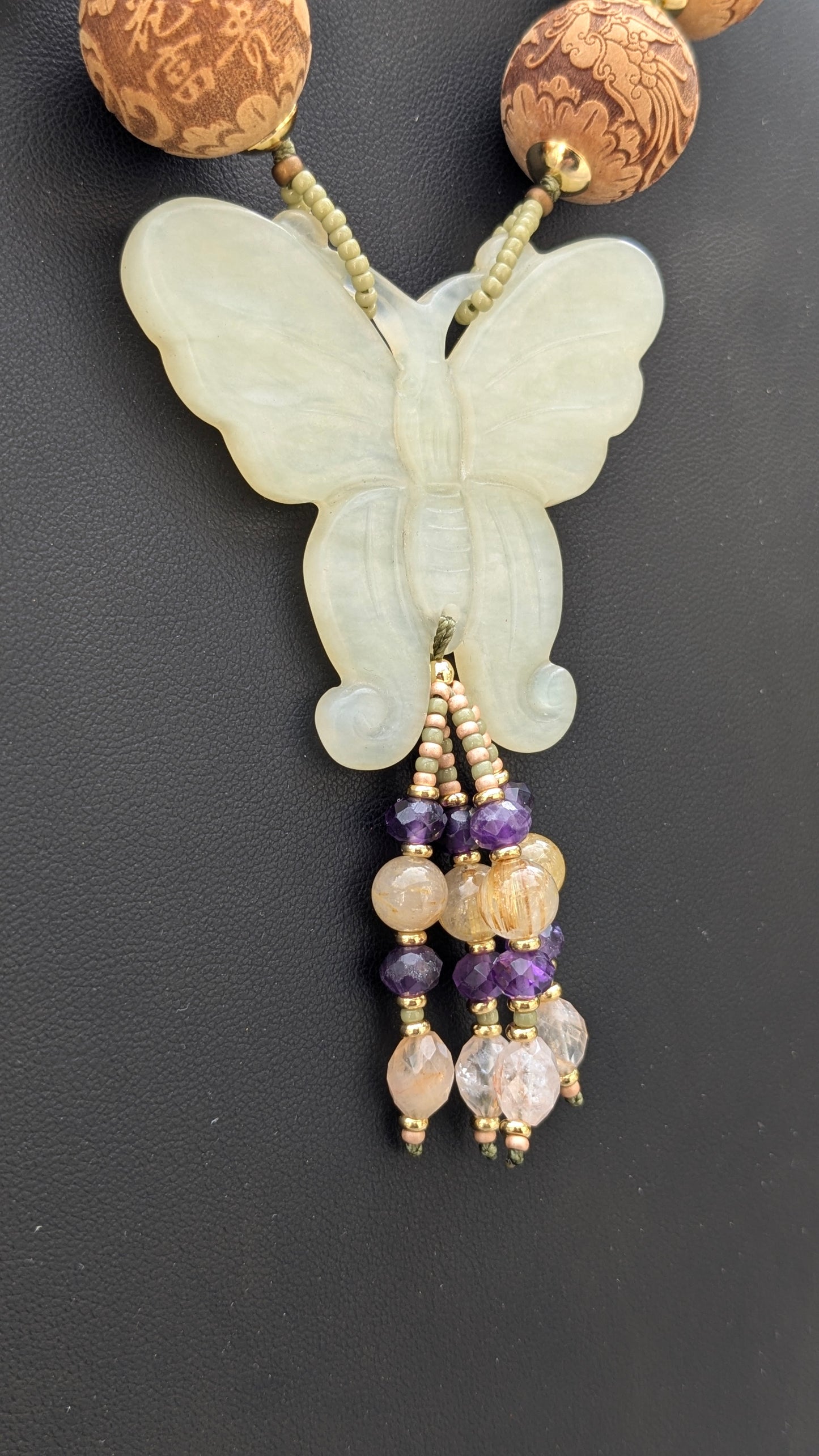 Collier Talisman Papillon et Pivoines