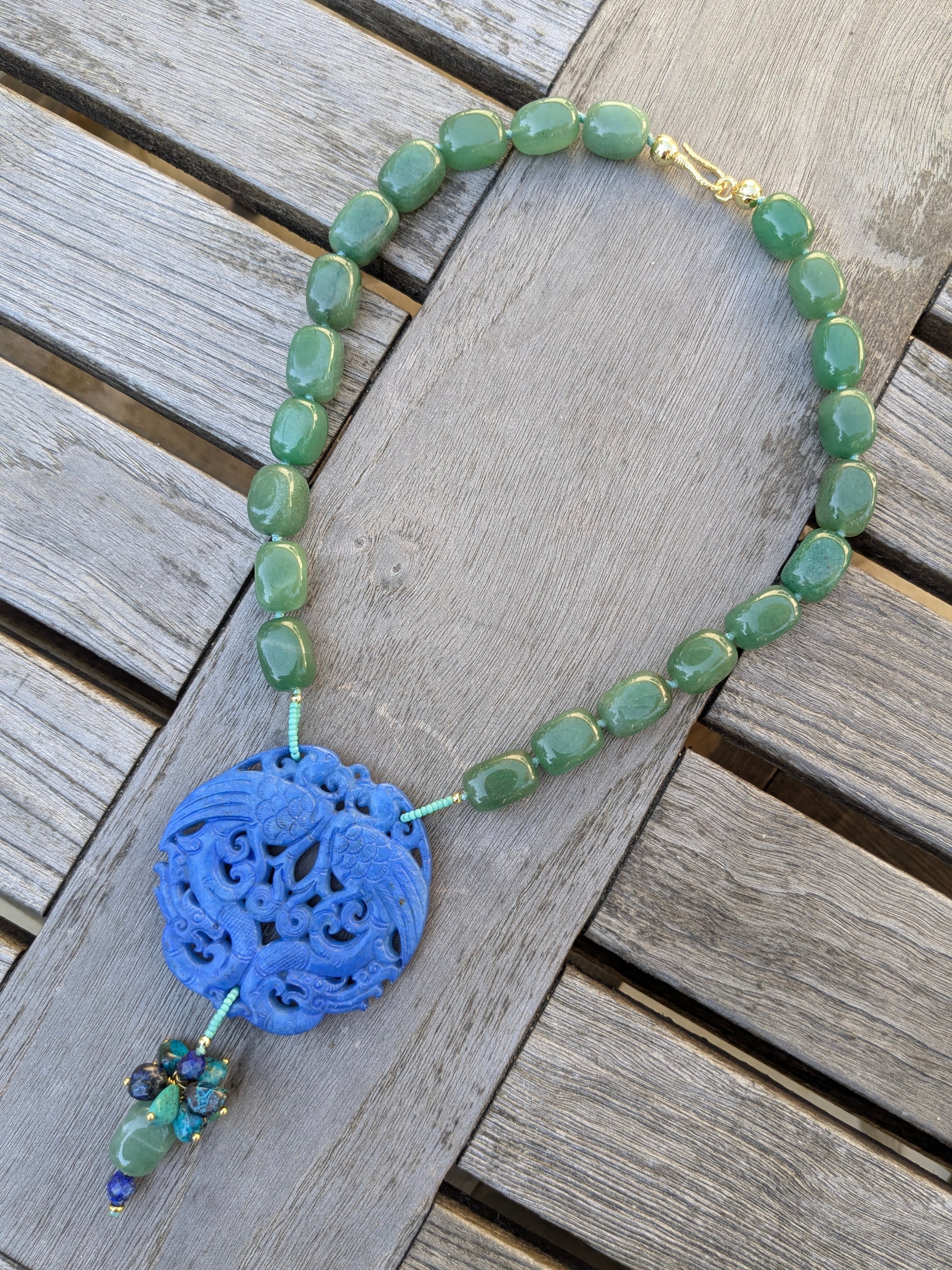 Collier talisman en jade néphrite bleu avec couple de phénix, aventurine, lapis lazuli et chrysocolle
