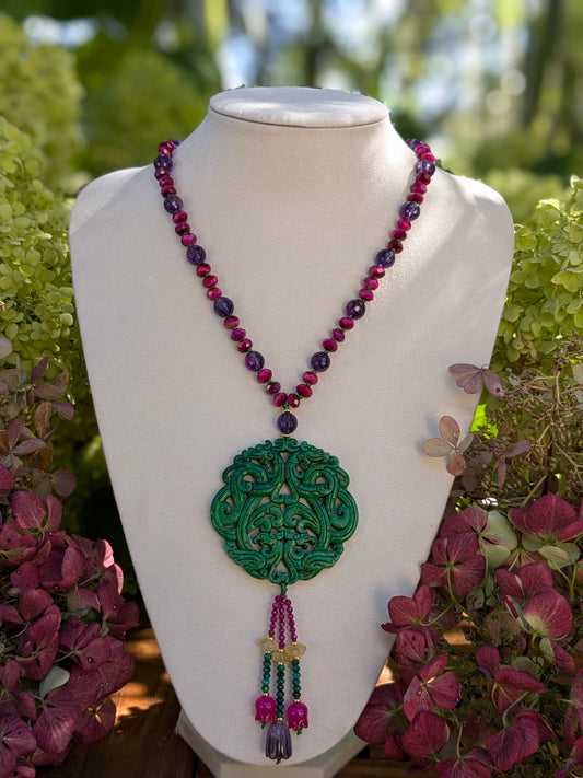 Collier talisman en jade néphrite avec médaillon sculpté de 2 phénix et 2 dragons, œil de tigre fuchsia, améthyste et tassel multigemmes