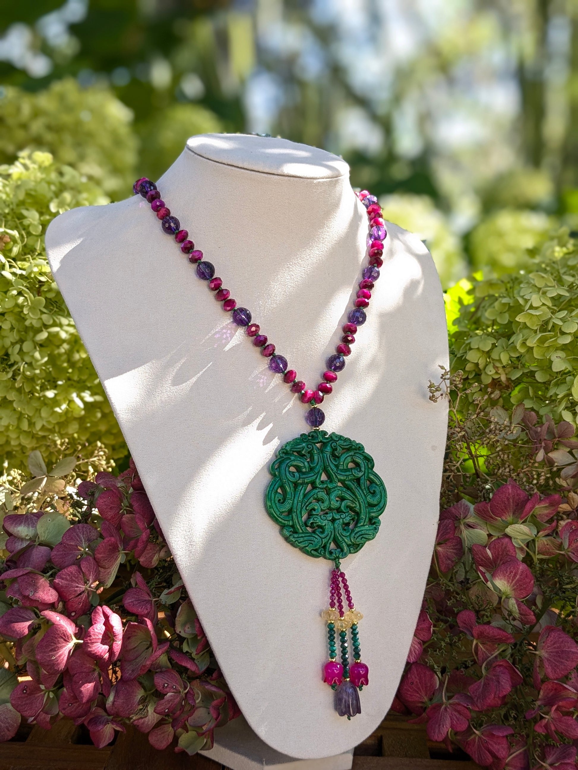 Collier talisman en jade néphrite avec médaillon sculpté de 2 phénix et 2 dragons, œil de tigre fuchsia, améthyste et tassel multigemmes