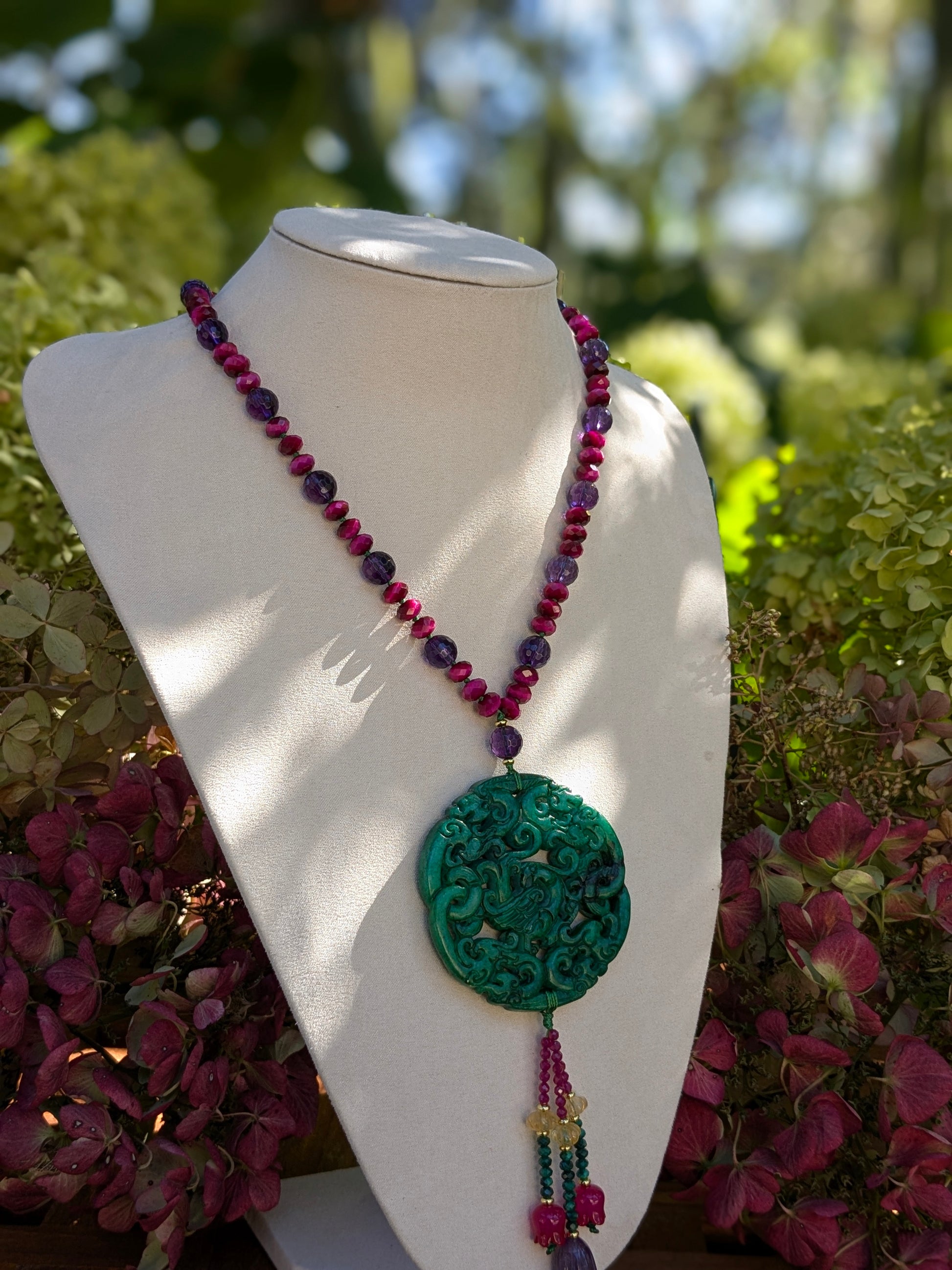 Collier talisman en jade néphrite phénix avec œil de tigre fuchsia, améthyste et tassel multigemmes en tulipe améthyste, malachite, corindons roses, calcédoine fuchsia et melon en citrine