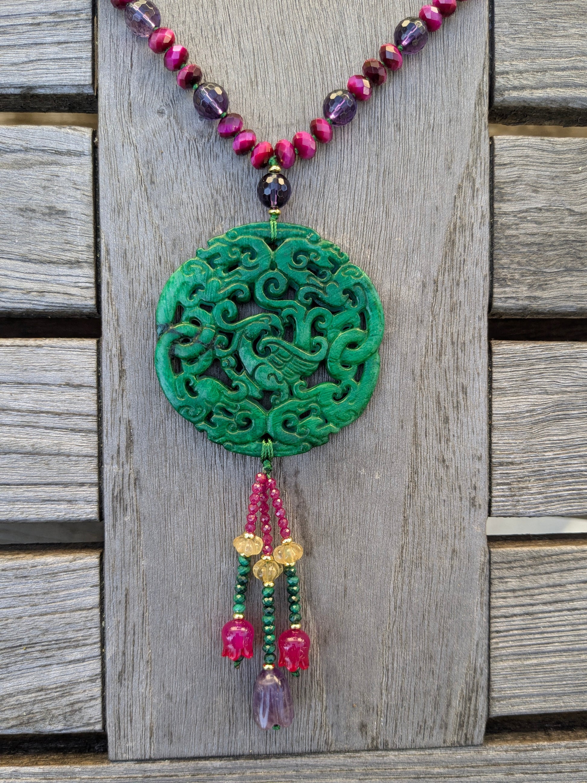 Collier talisman en jade néphrite phénix avec œil de tigre fuchsia, améthyste et tassel multigemmes en tulipe améthyste, malachite, corindons roses, calcédoine fuchsia et melon en citrine