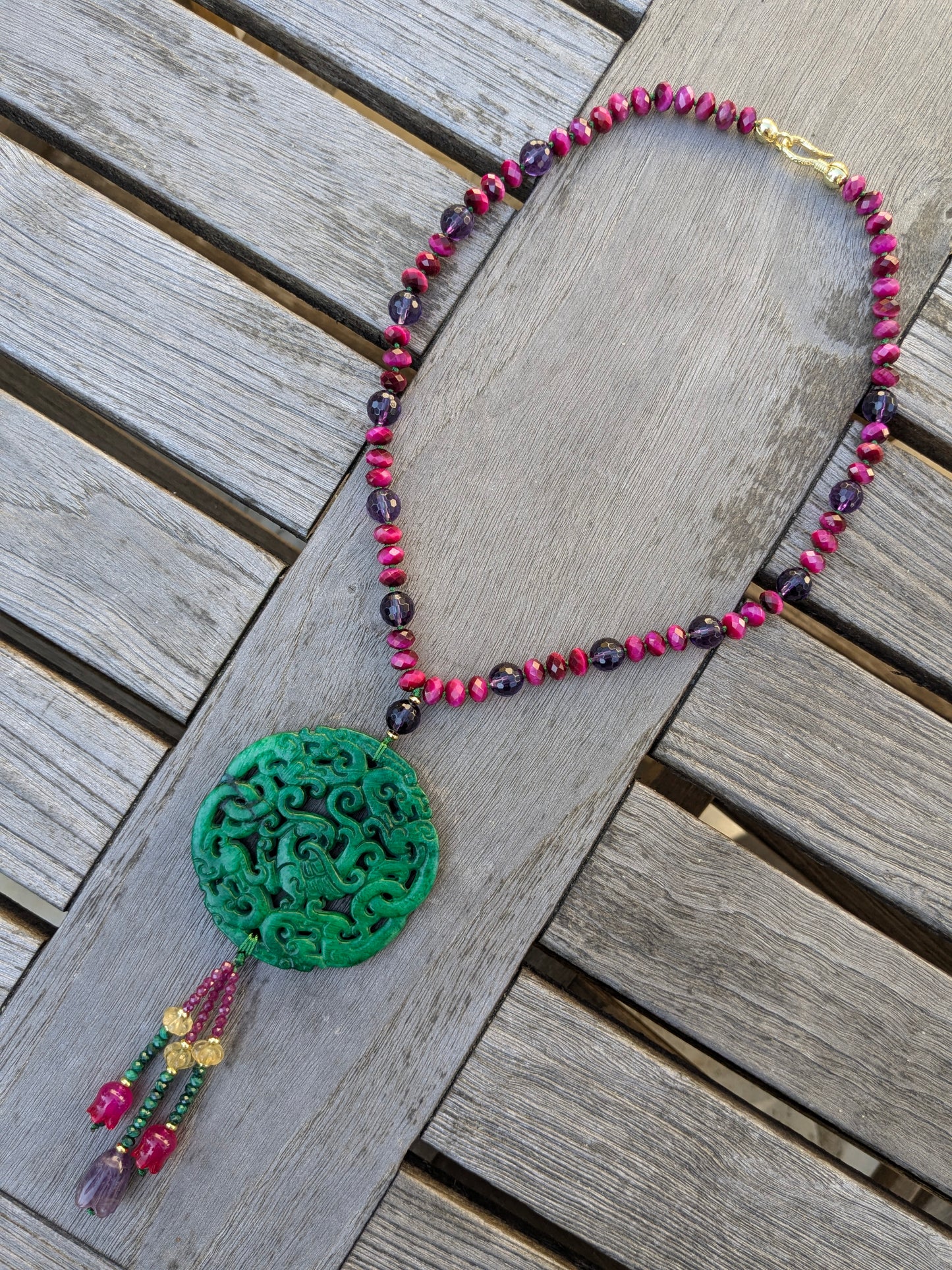 Collier talisman en jade néphrite phénix avec œil de tigre fuchsia, améthyste et tassel multigemmes en tulipe améthyste, malachite, corindons roses, calcédoine fuchsia et melon en citrine
