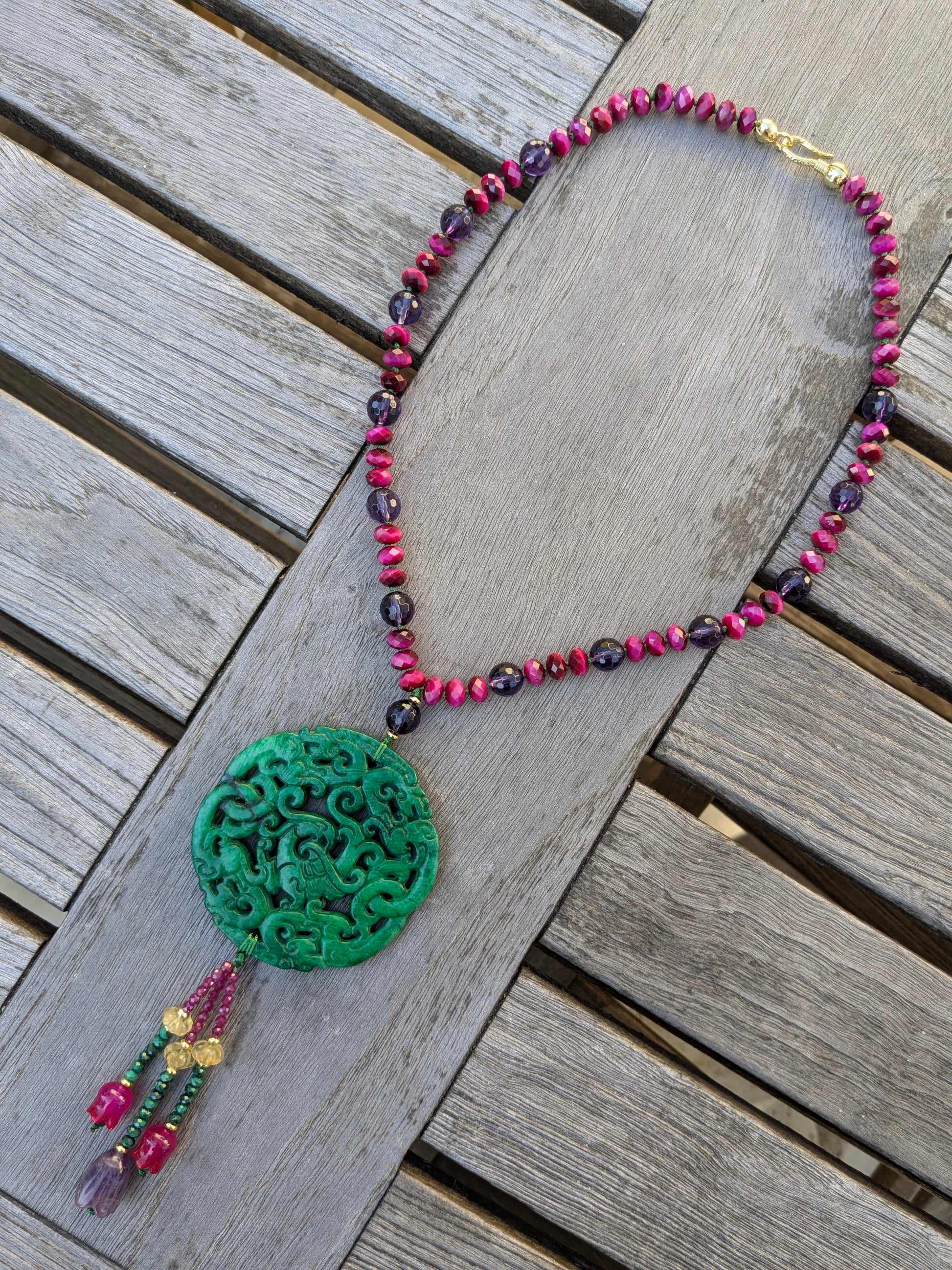 Collier talisman en jade néphrite phénix avec œil de tigre fuchsia, améthyste et tassel multigemmes en tulipe améthyste, malachite, corindons roses, calcédoine fuchsia et melon en citrine