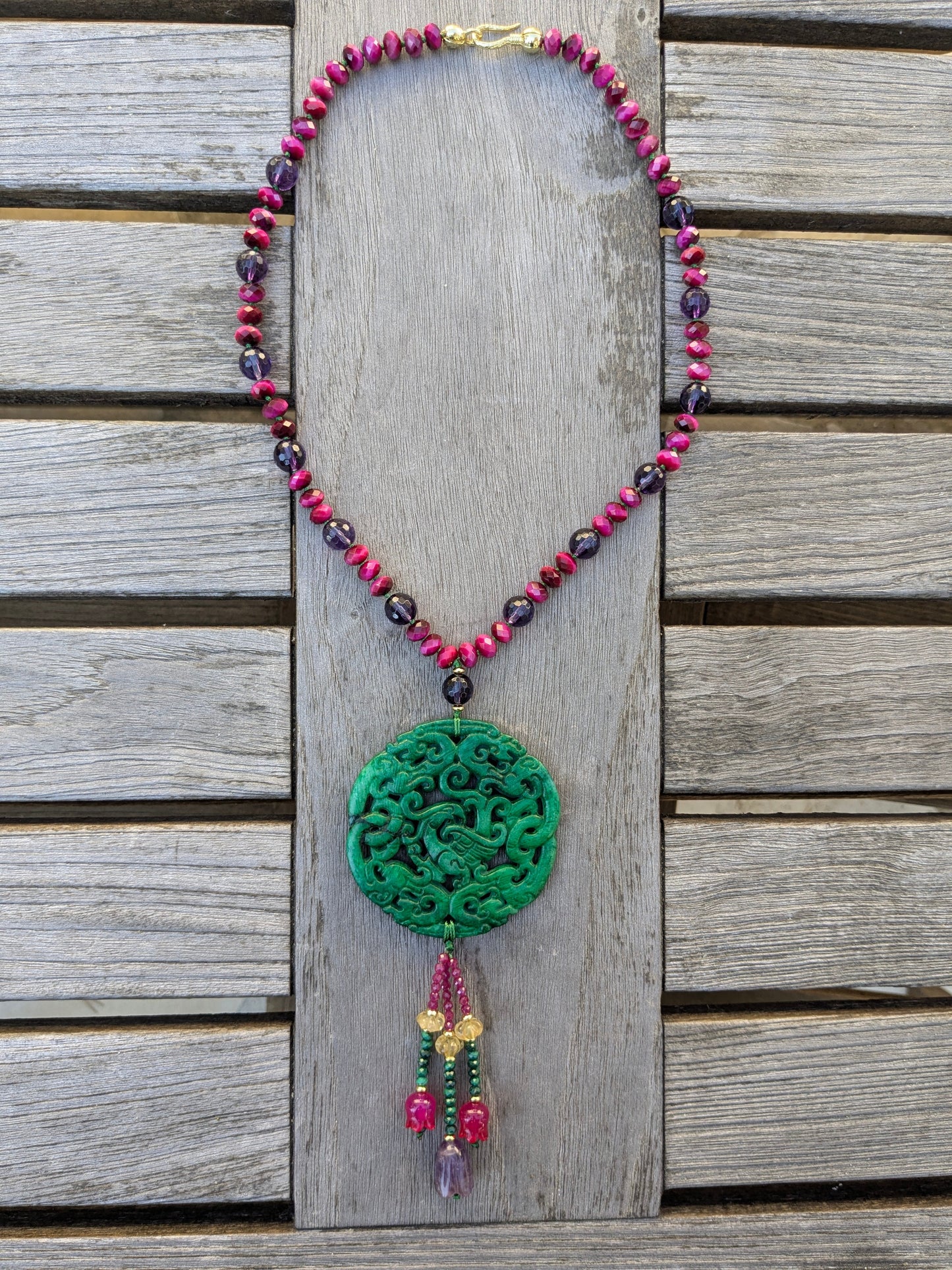 Collier talisman en jade néphrite phénix avec œil de tigre fuchsia, améthyste et tassel multigemmes en tulipe améthyste, malachite, corindons roses, calcédoine fuchsia et melon en citrine