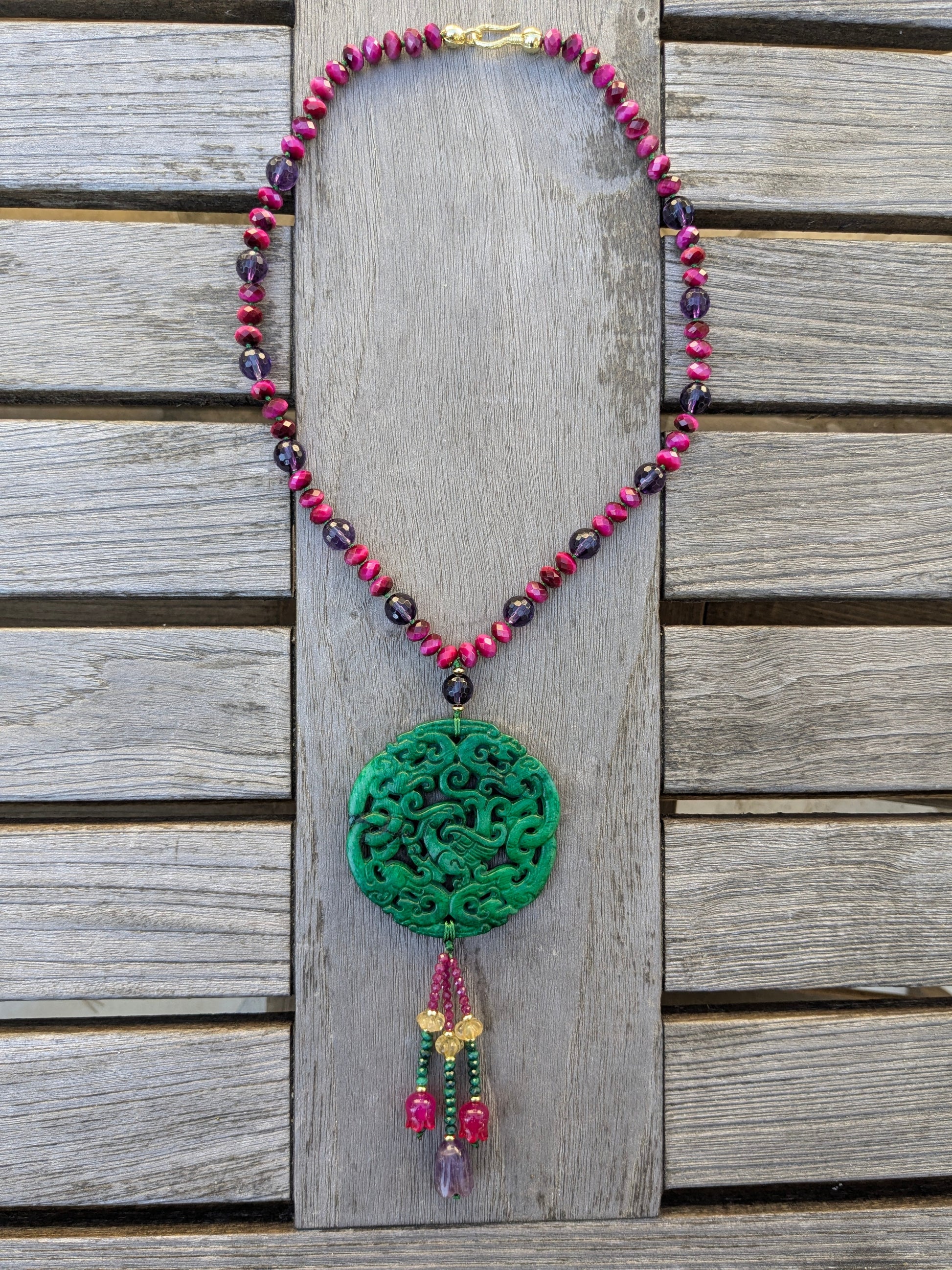 Collier talisman en jade néphrite phénix avec œil de tigre fuchsia, améthyste et tassel multigemmes en tulipe améthyste, malachite, corindons roses, calcédoine fuchsia et melon en citrine