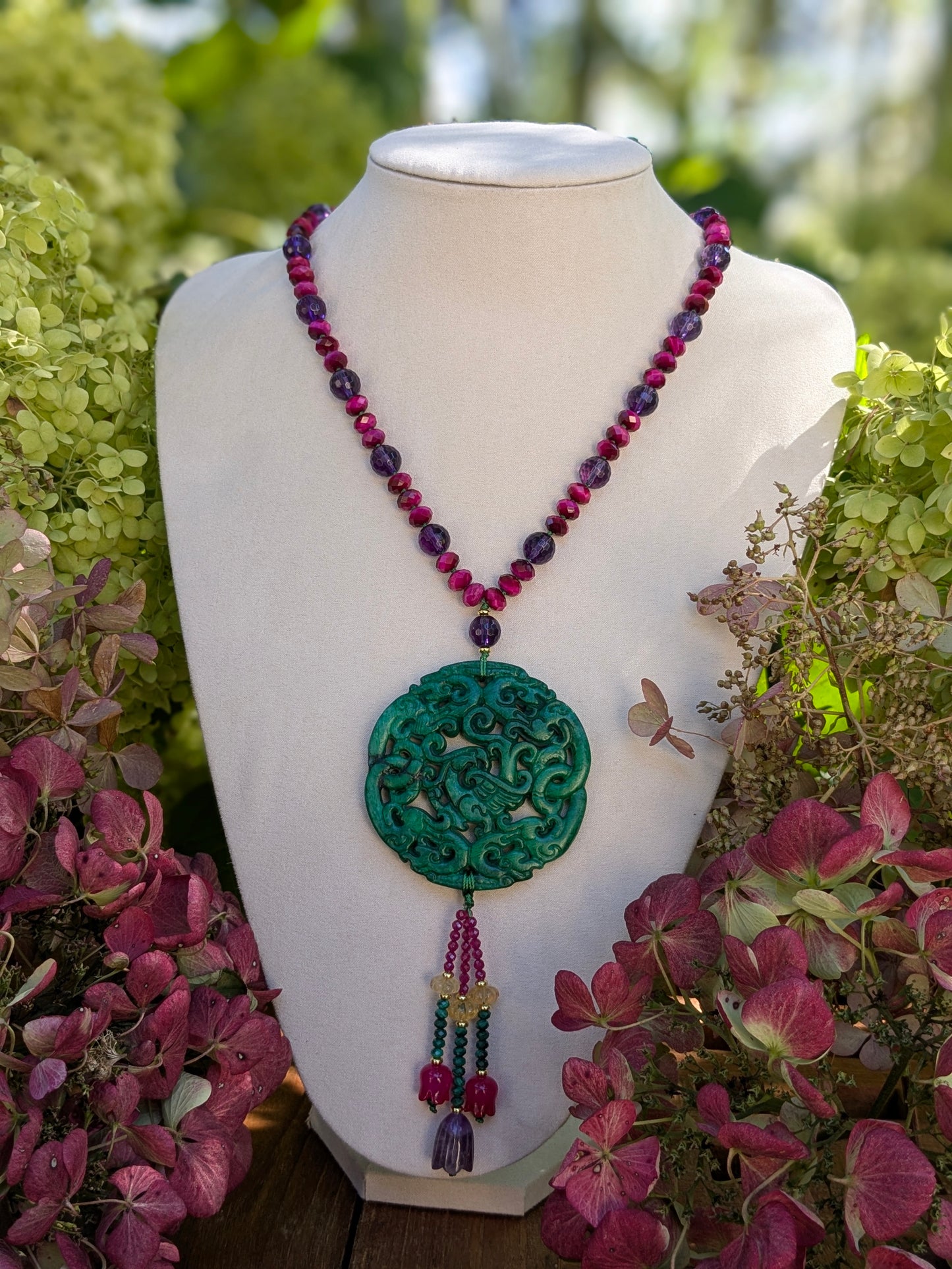 Collier talisman en jade néphrite phénix avec œil de tigre fuchsia, améthyste et tassel multigemmes en tulipe améthyste, malachite, corindons roses, calcédoine fuchsia et melon en citrine