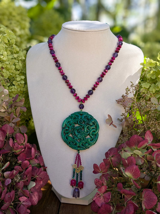 Collier talisman en jade néphrite phénix avec œil de tigre fuchsia, améthyste et tassel multigemmes en tulipe améthyste, malachite, corindons roses, calcédoine fuchsia et melon en citrine