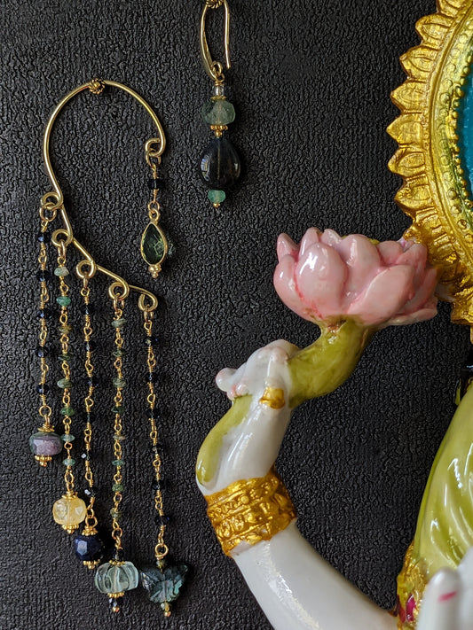 Contours d'oreilles Kanchipuram, mélange unique de labradorite sculptée, fluorite verte et lapis lazuli, sur une monture en laiton doré anti-ternissement.