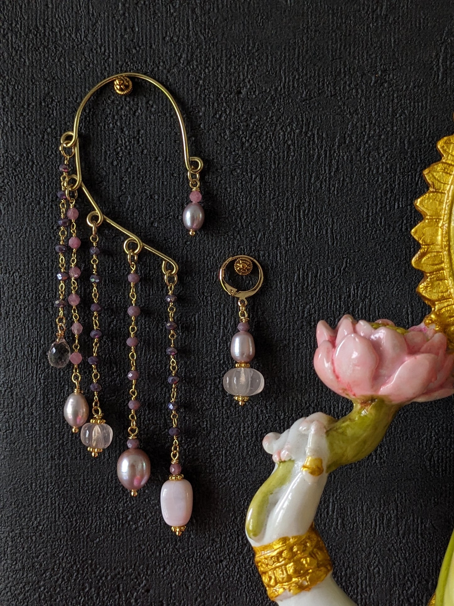 Boucles d'oreilles [Agra] en pierres fines rosées suspendues à une dormeuse délicate. Ces bijoux, inspirés de l'architecture majestueuse d'Agra, capturent la beauté et le romantisme de l'Inde