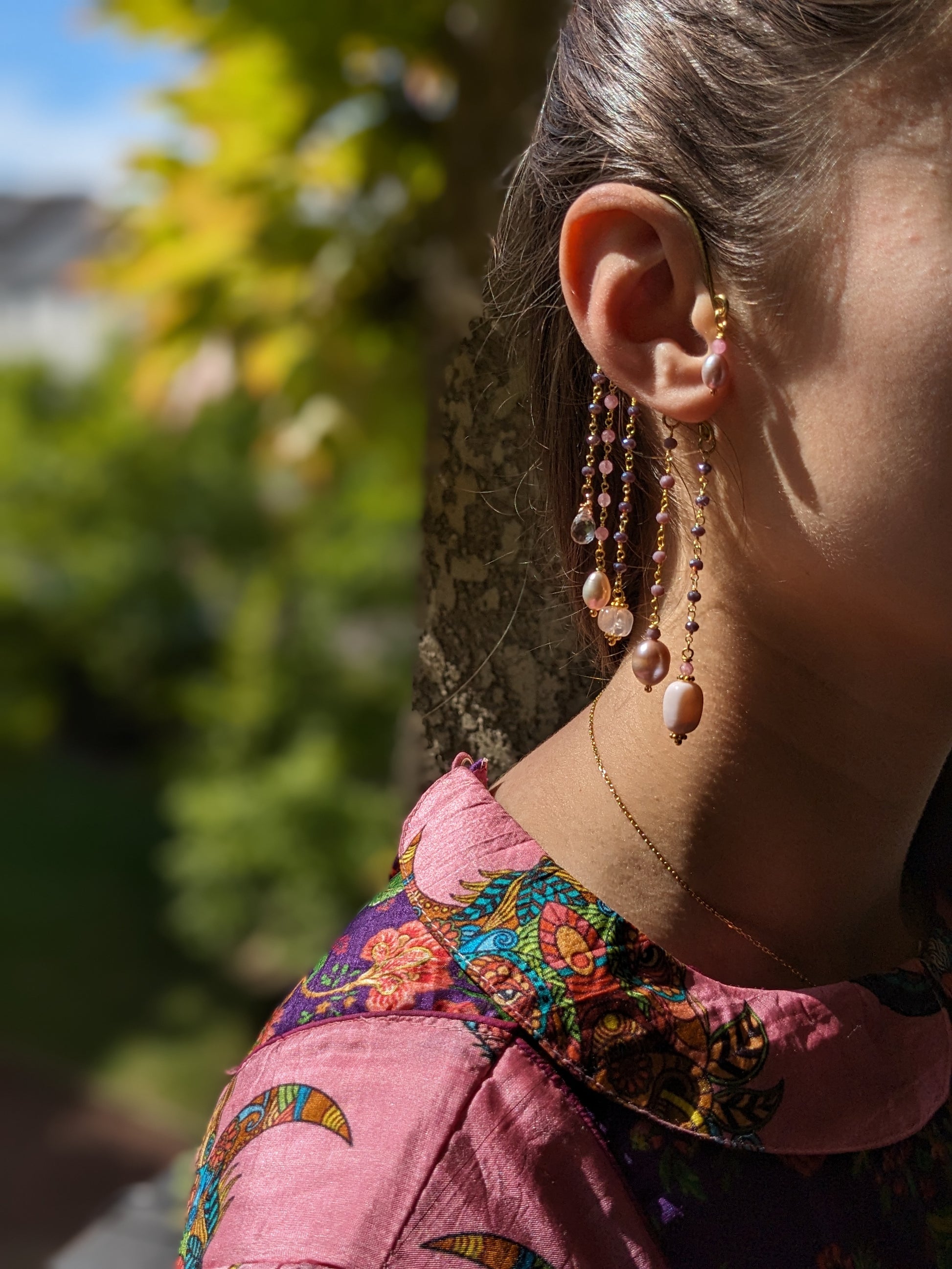 Boucles d'oreilles [Agra] en pierres fines rosées suspendues à une dormeuse délicate. Ces bijoux, inspirés de l'architecture majestueuse d'Agra, capturent la beauté et le romantisme de l'Inde