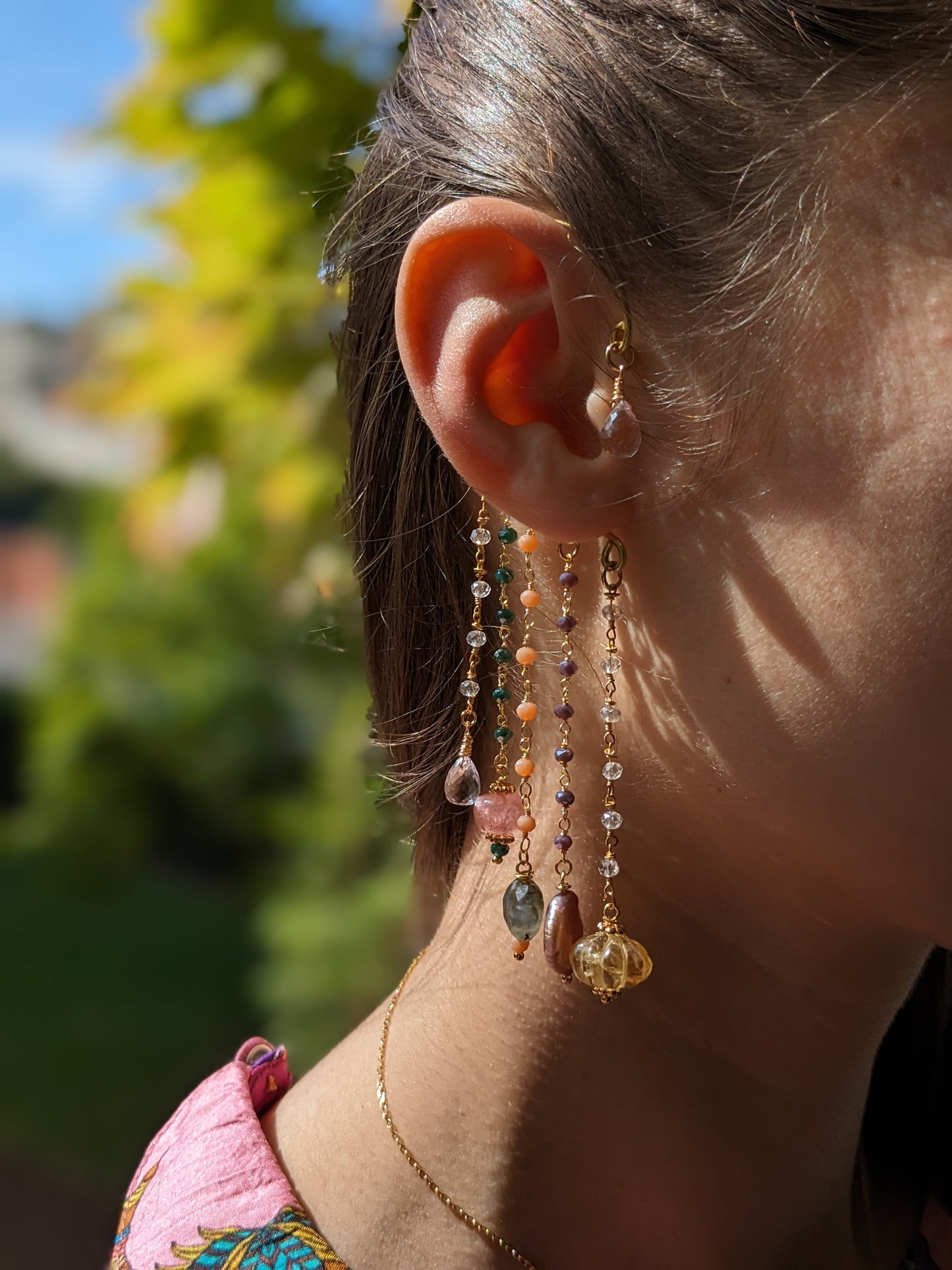 Une paire de boucles d'oreilles pendantes 'Kalamkari', magnifiquement ornées de pierres précieuses colorées comme la briolette améthyste lavande, le quartz fraise, un nuage de labradorite, des perles keshi et la citrine sculptée, reflétant le charme artisanal unique de Jaipur.