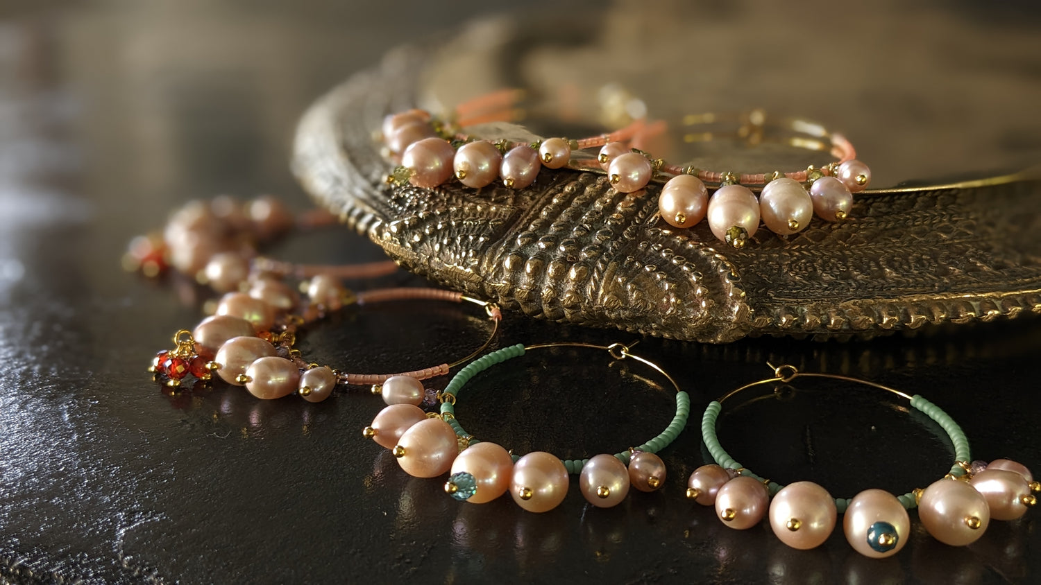 collection de boucles d'oreilles de créateur faites à la main avec des pierres fines et des perles de culture