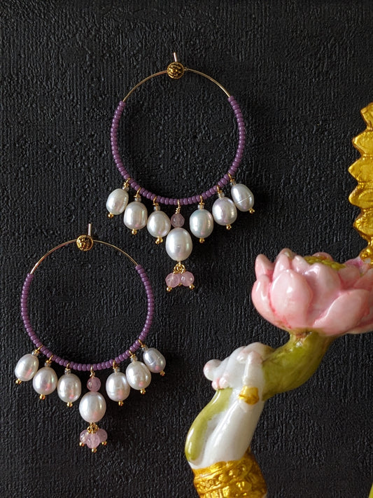  Des créoles en perles d'eau douce, l'accessoire de luxe par excellence de chez MUDRA.