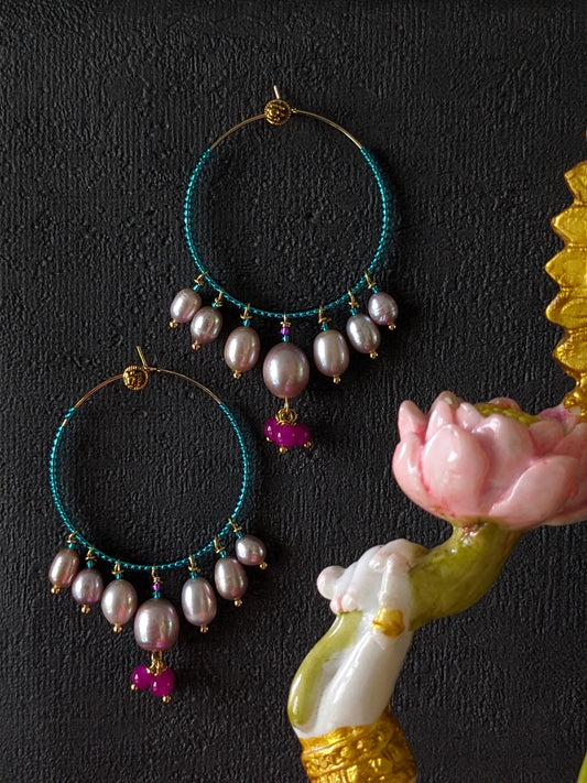 Des créoles haute fantaisie avec des perles, le raffinement bohème caractéristique de MUDRA.