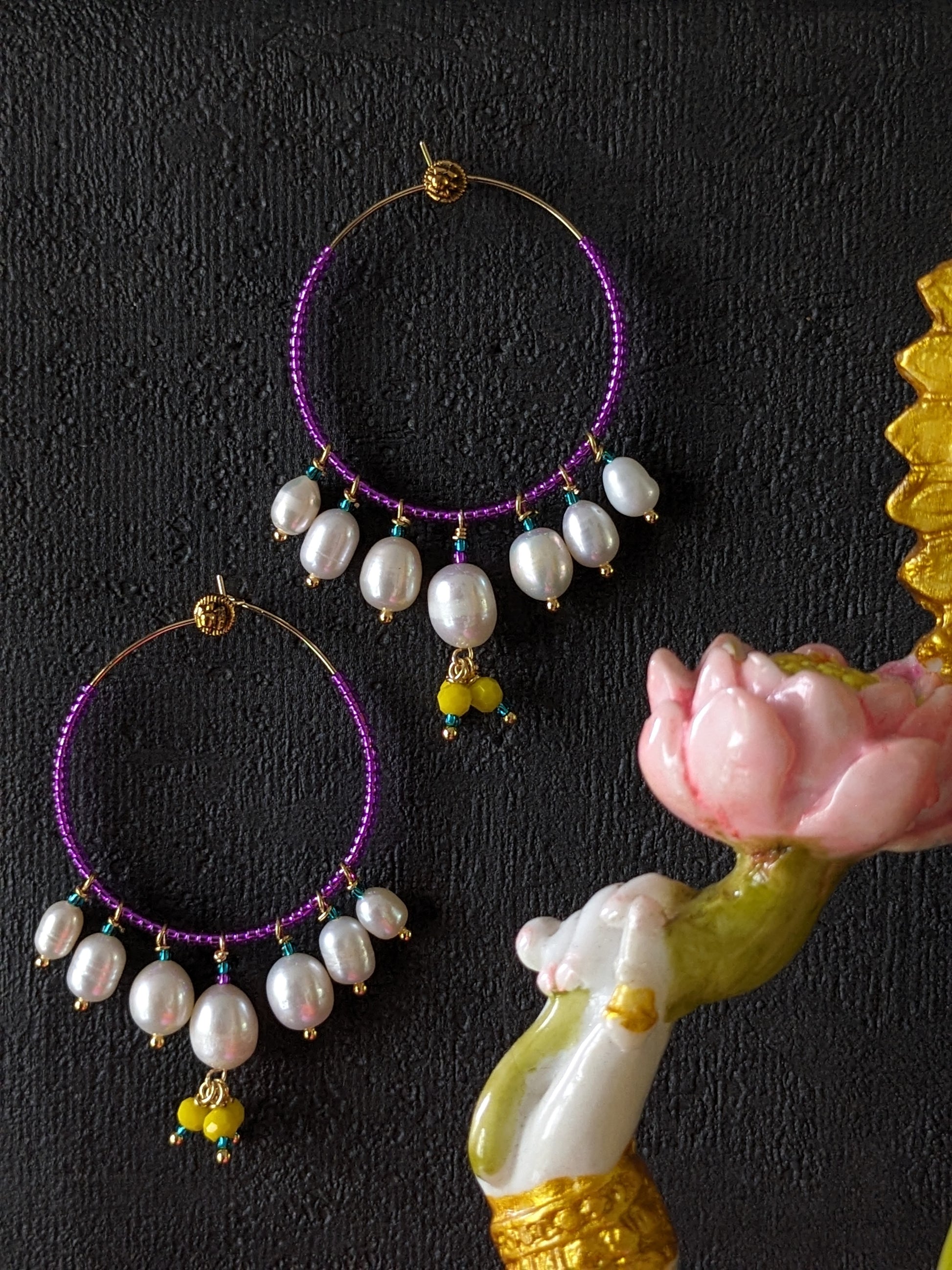 Des créoles haute fantaisie avec des perles, le raffinement bohème caractéristique de MUDRA.