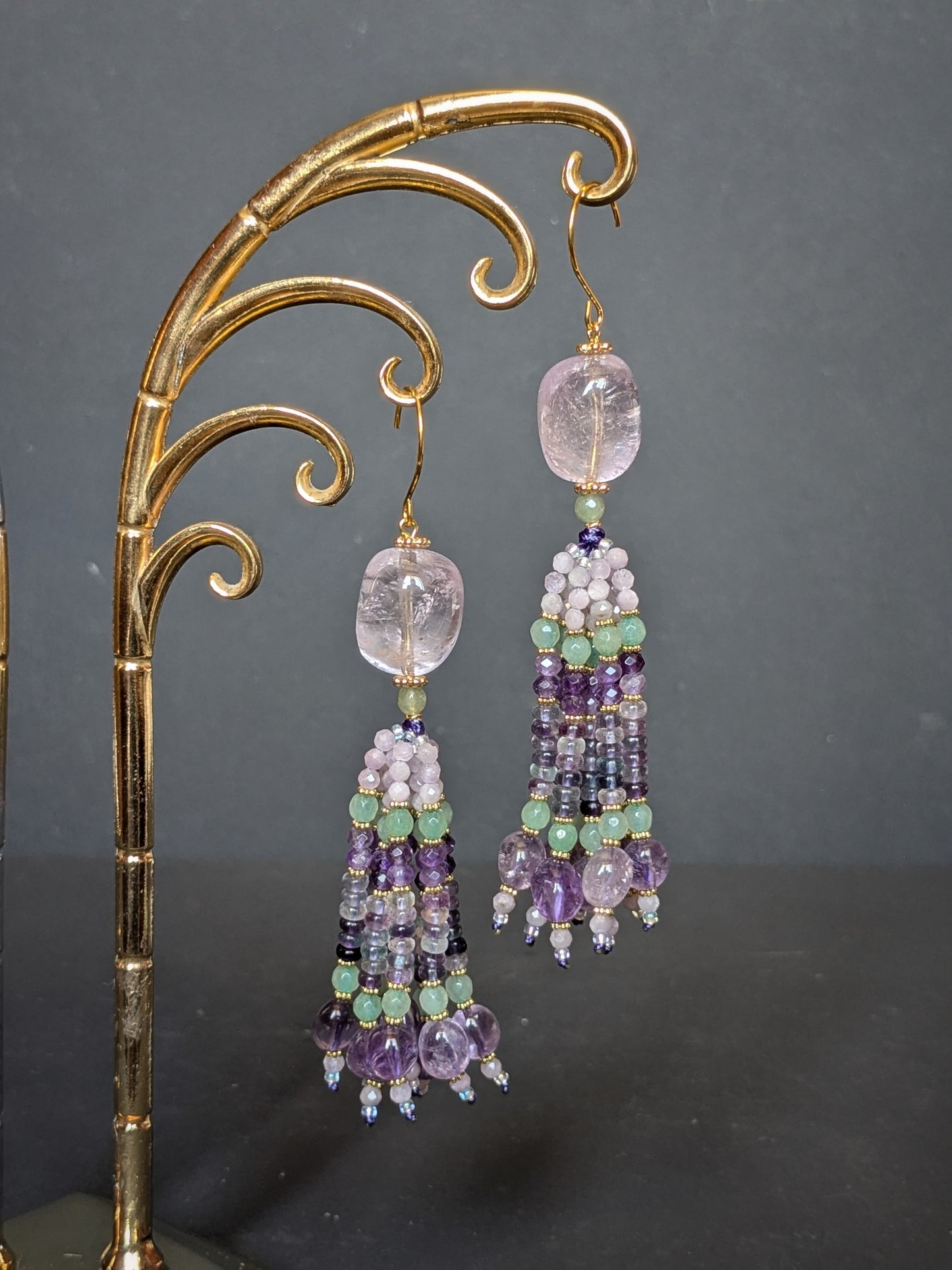 Détail du tassel des pendants d'oreilles Devika, kunzite, jade teinté vert et fluorite multicolore