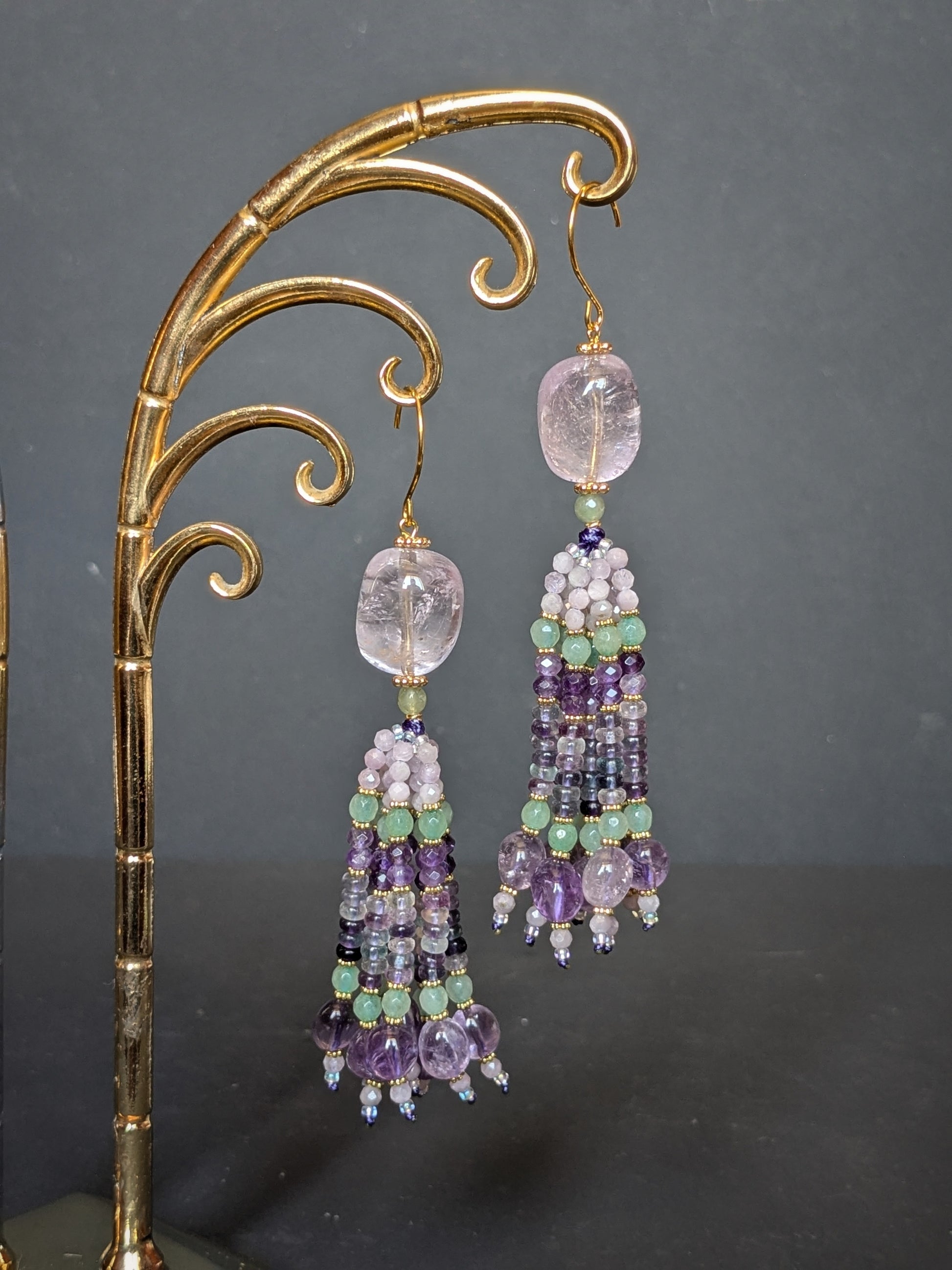 Détail du tassel des pendants d'oreilles Devika, kunzite, jade teinté vert et fluorite multicolore