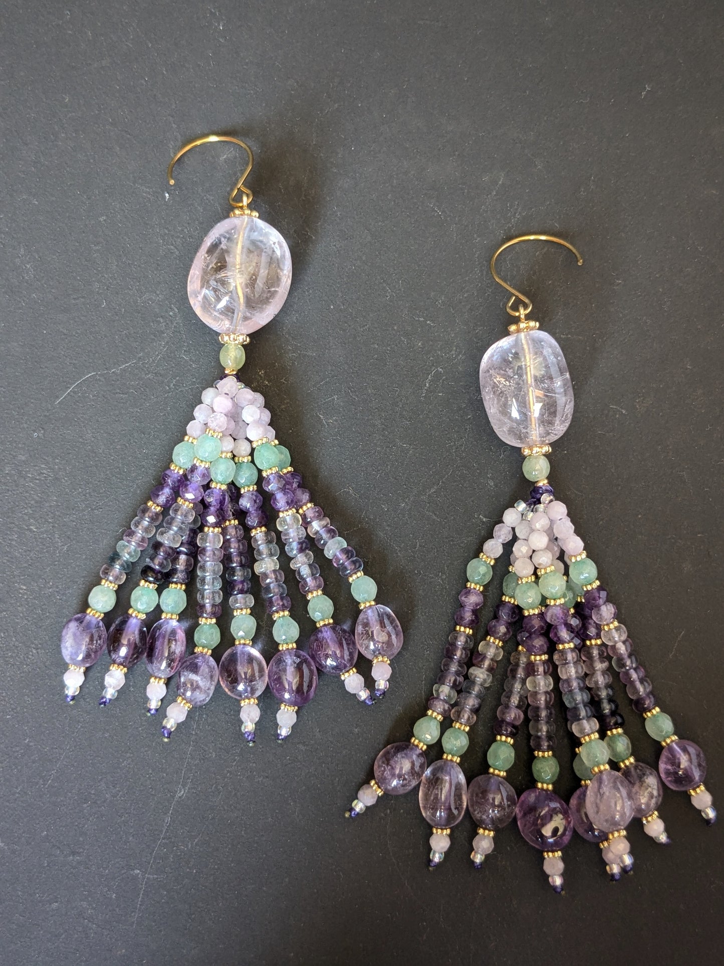 Paire de pendants d'oreilles Devika Mudra posée, améthyste brésilienne et gouttes d'améthyste de Madagascar