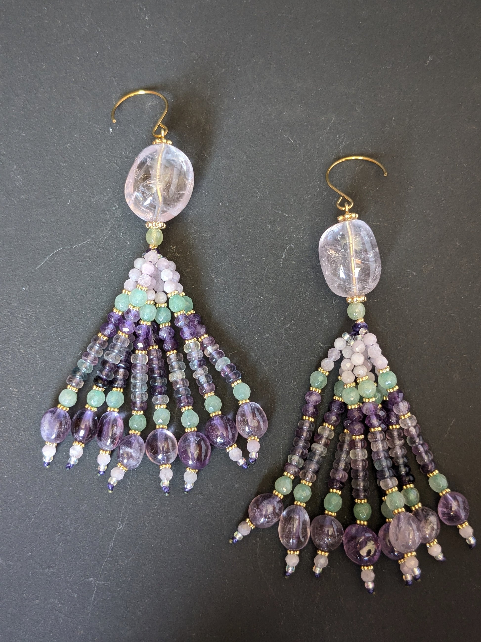 Paire de pendants d'oreilles Devika Mudra posée, améthyste brésilienne et gouttes d'améthyste de Madagascar