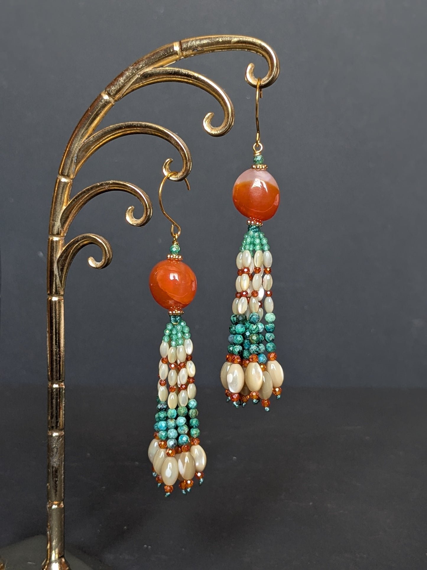 Paire de pendants d'oreilles Indira, agate du Botswana et tassel aqua et orange