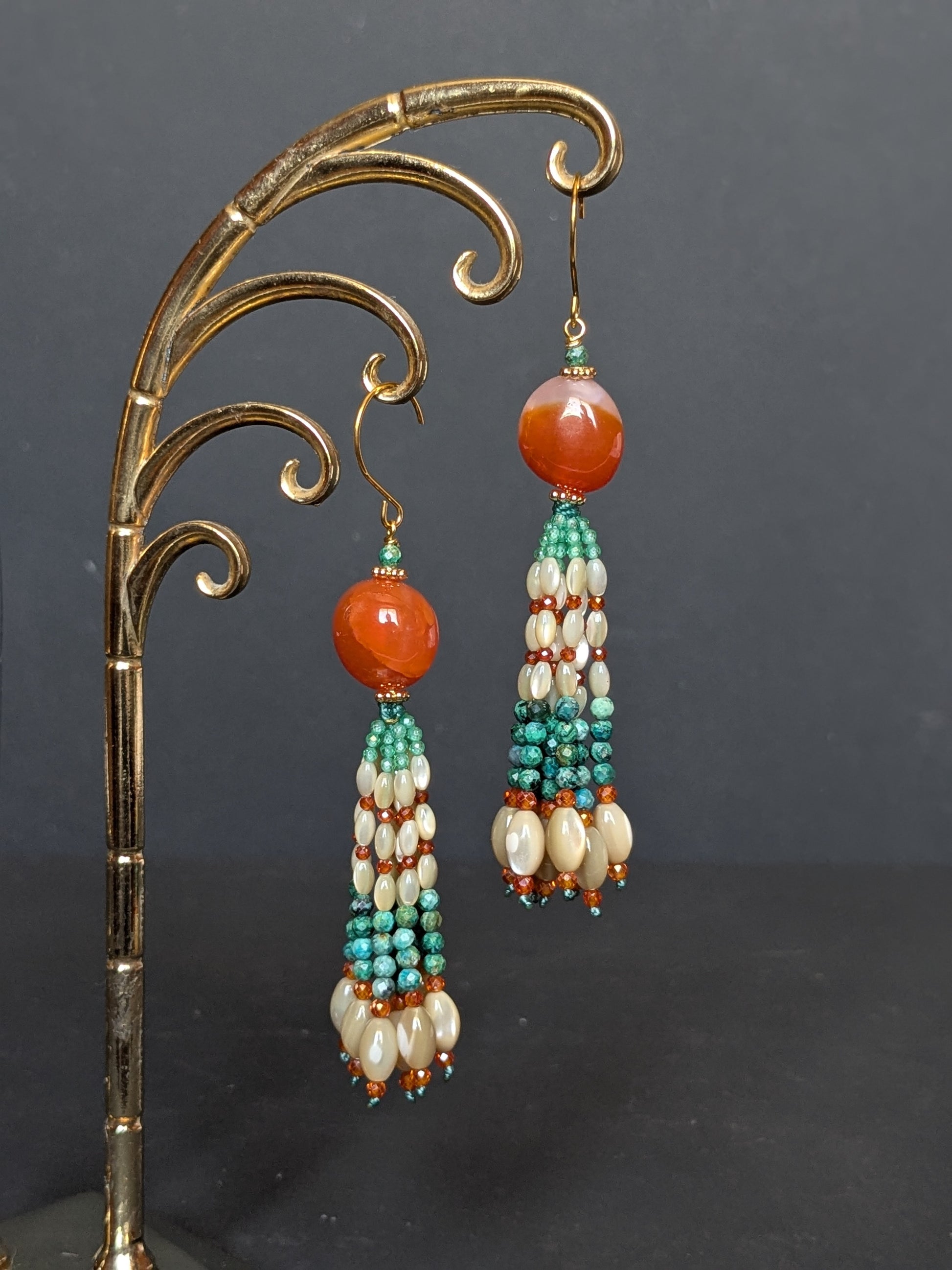 Paire de pendants d'oreilles Indira, agate du Botswana et tassel aqua et orange