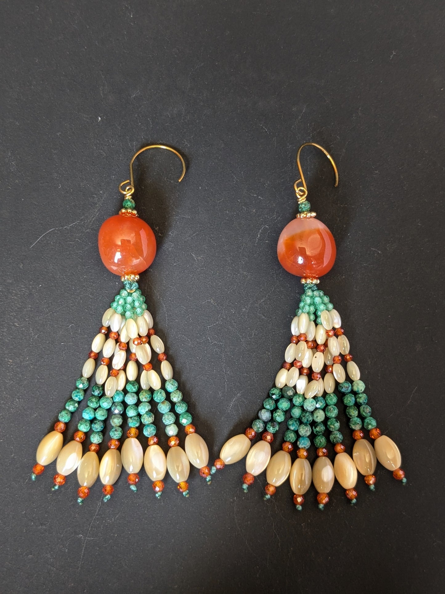 Détail du tassel des pendants d'oreilles Indira, zircons aqua et orange et turquoise de Hubei