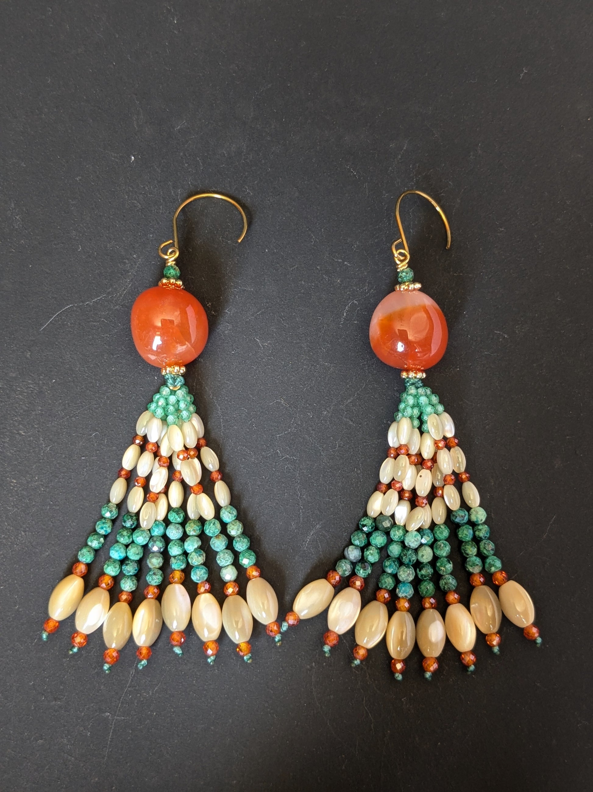 Détail du tassel des pendants d'oreilles Indira, zircons aqua et orange et turquoise de Hubei