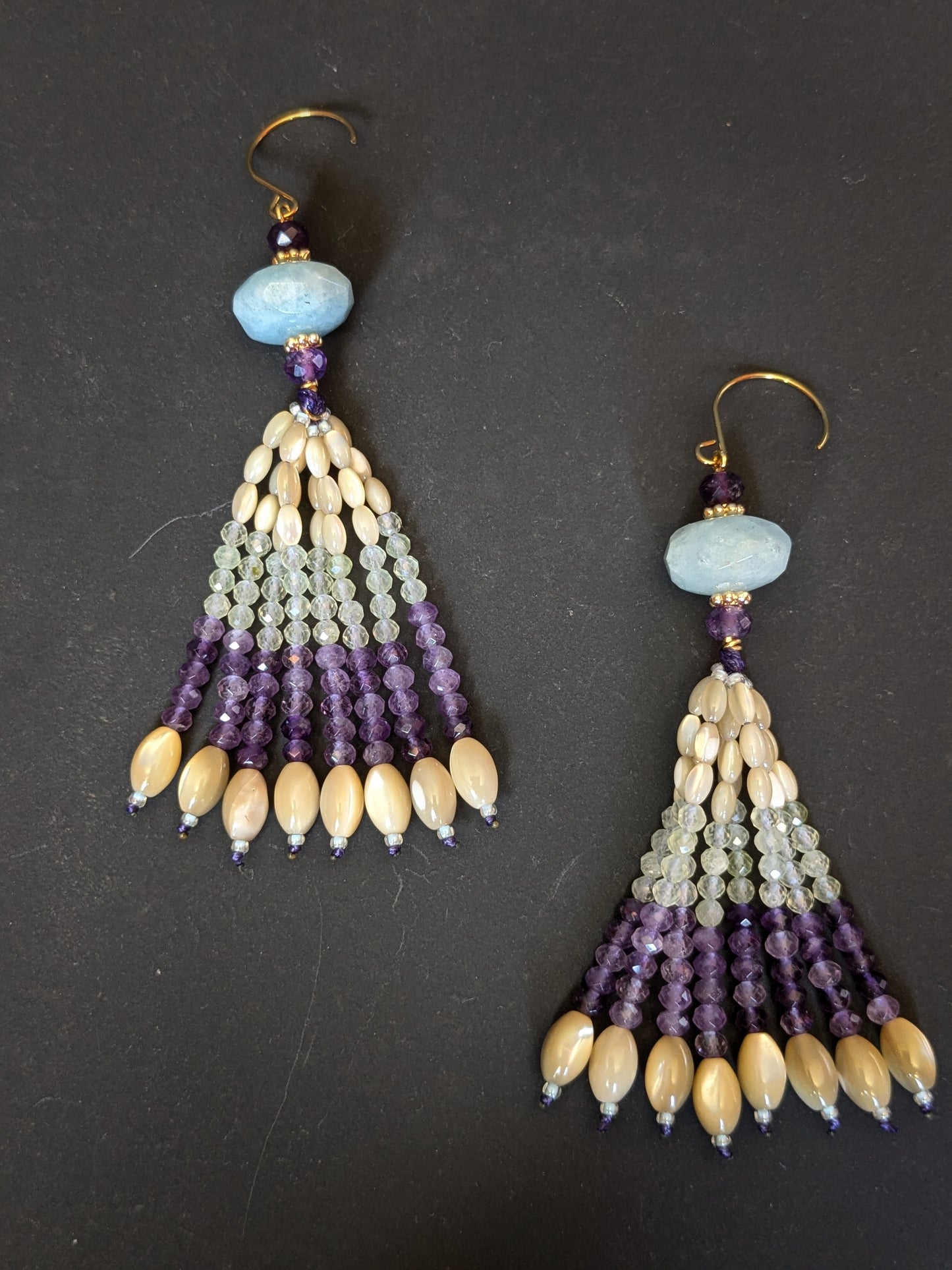 Paire de pendants d'oreilles Ishika posée à plat, aigue-marine, améthyste et nacre de trochus