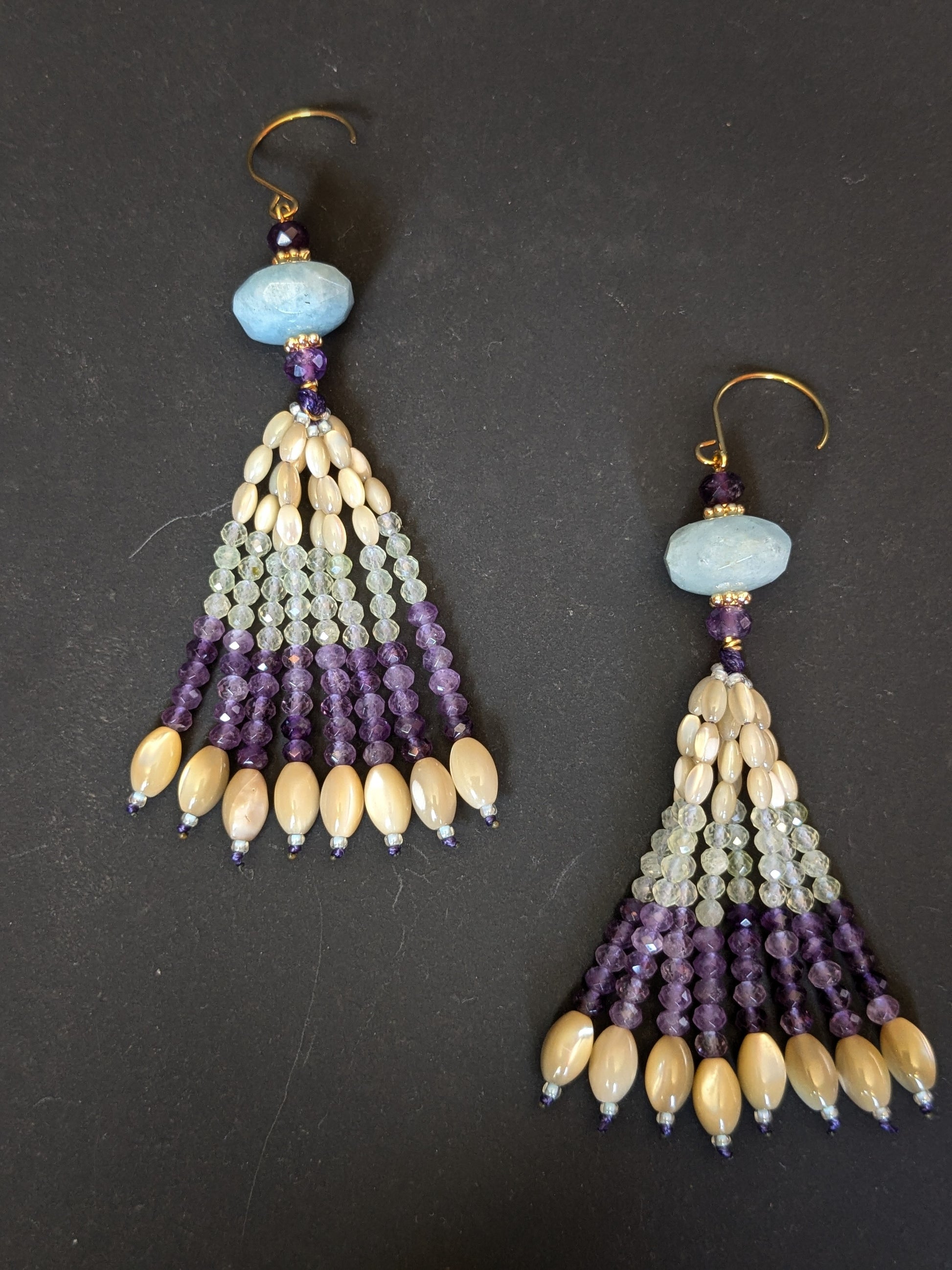 Paire de pendants d'oreilles Ishika posée à plat, aigue-marine, améthyste et nacre de trochus