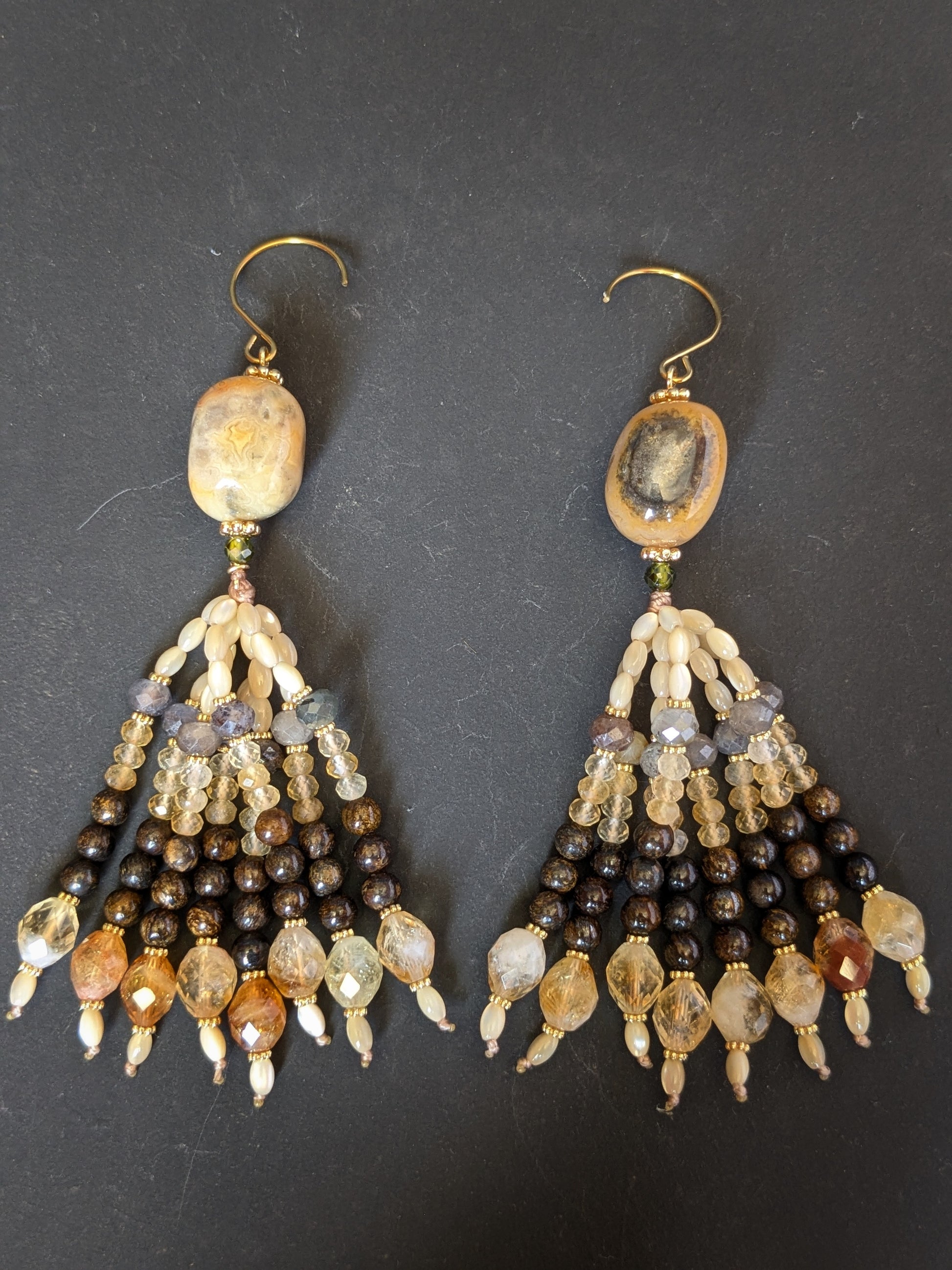 Pendants d'oreilles Kripa Mudra en agate mexicaine, labradorite, quartz rutilé doré, bronzite et citrine, laiton plaqué or 18kt