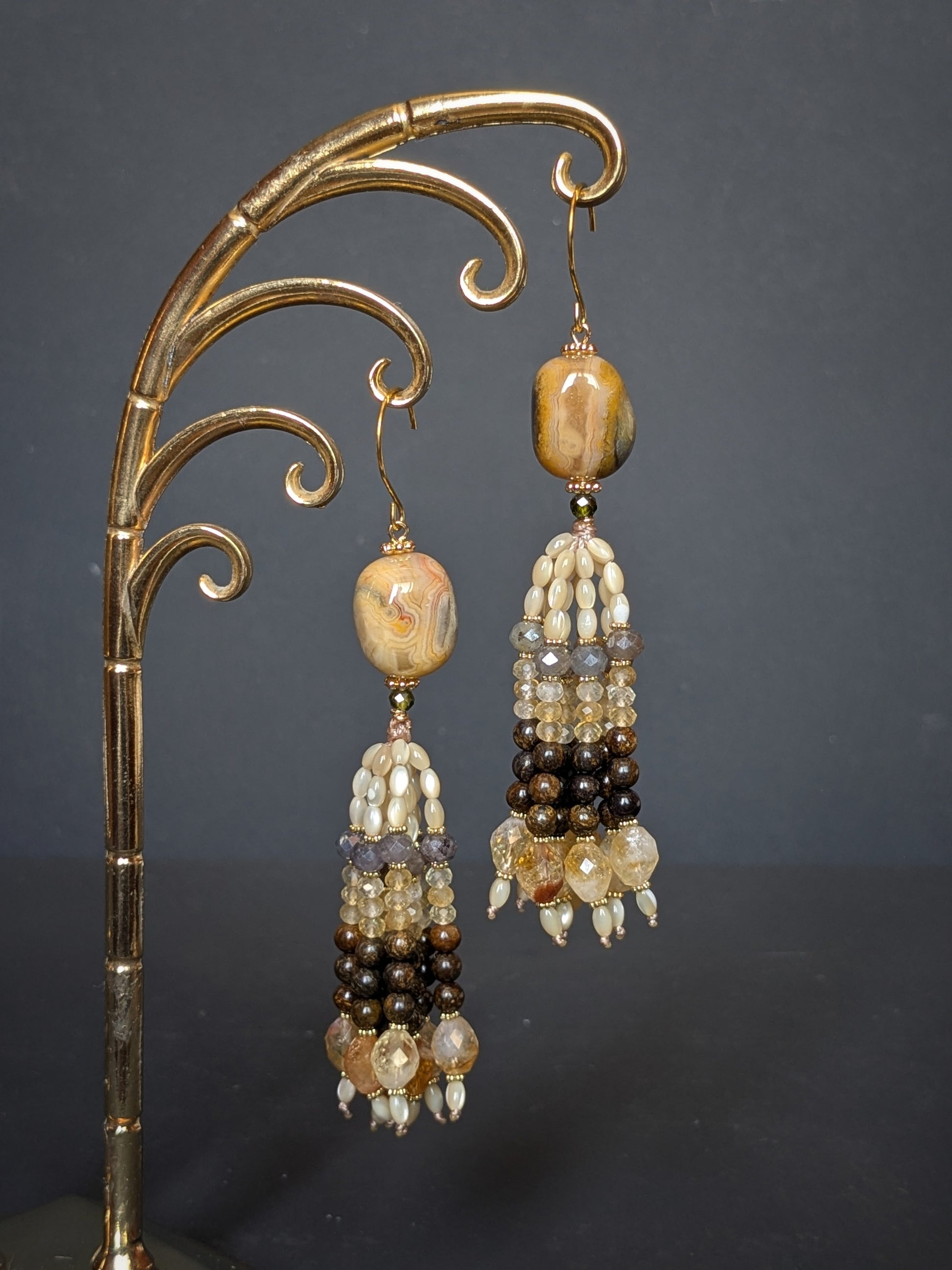 Détail du tassel des pendants d'oreilles Kripa, labradorite, quartz rutilé doré et bronzite