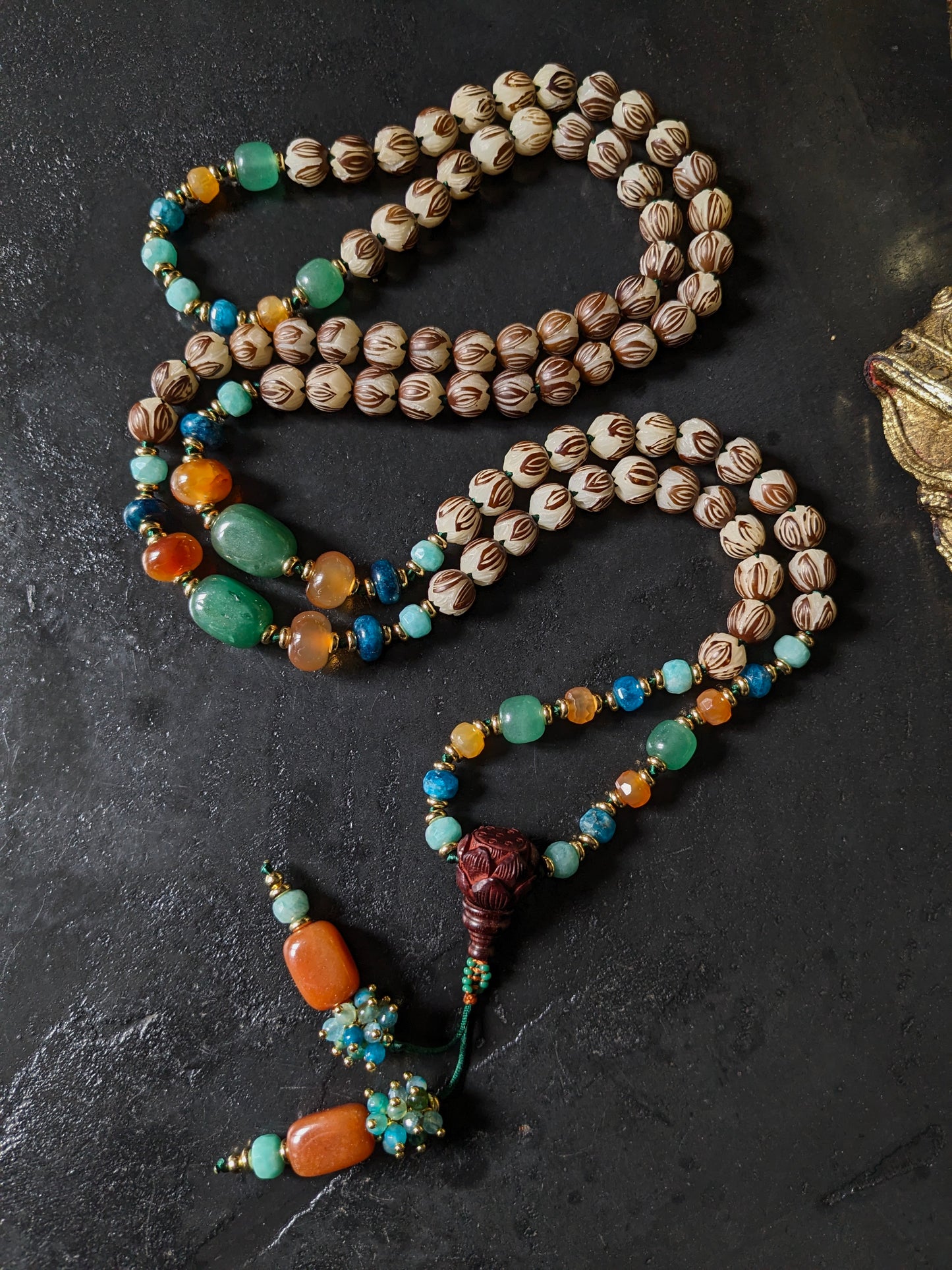 Mala tibétain traditionnel en perles de prière végétales et pierres naturelles, fait à la main en France.